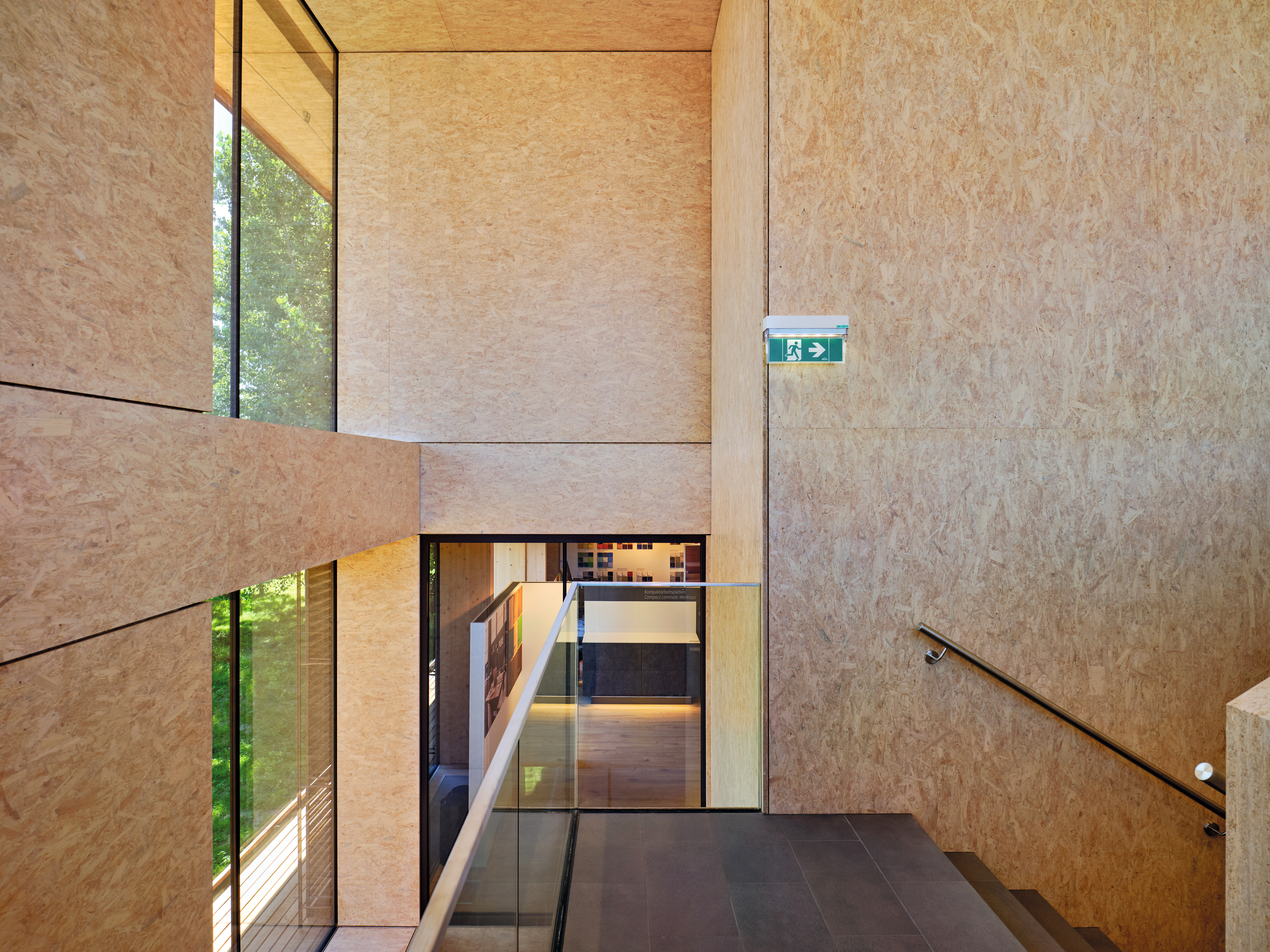The use of OSB 4 Top boards in the interior gives the rooms a bright appearance.