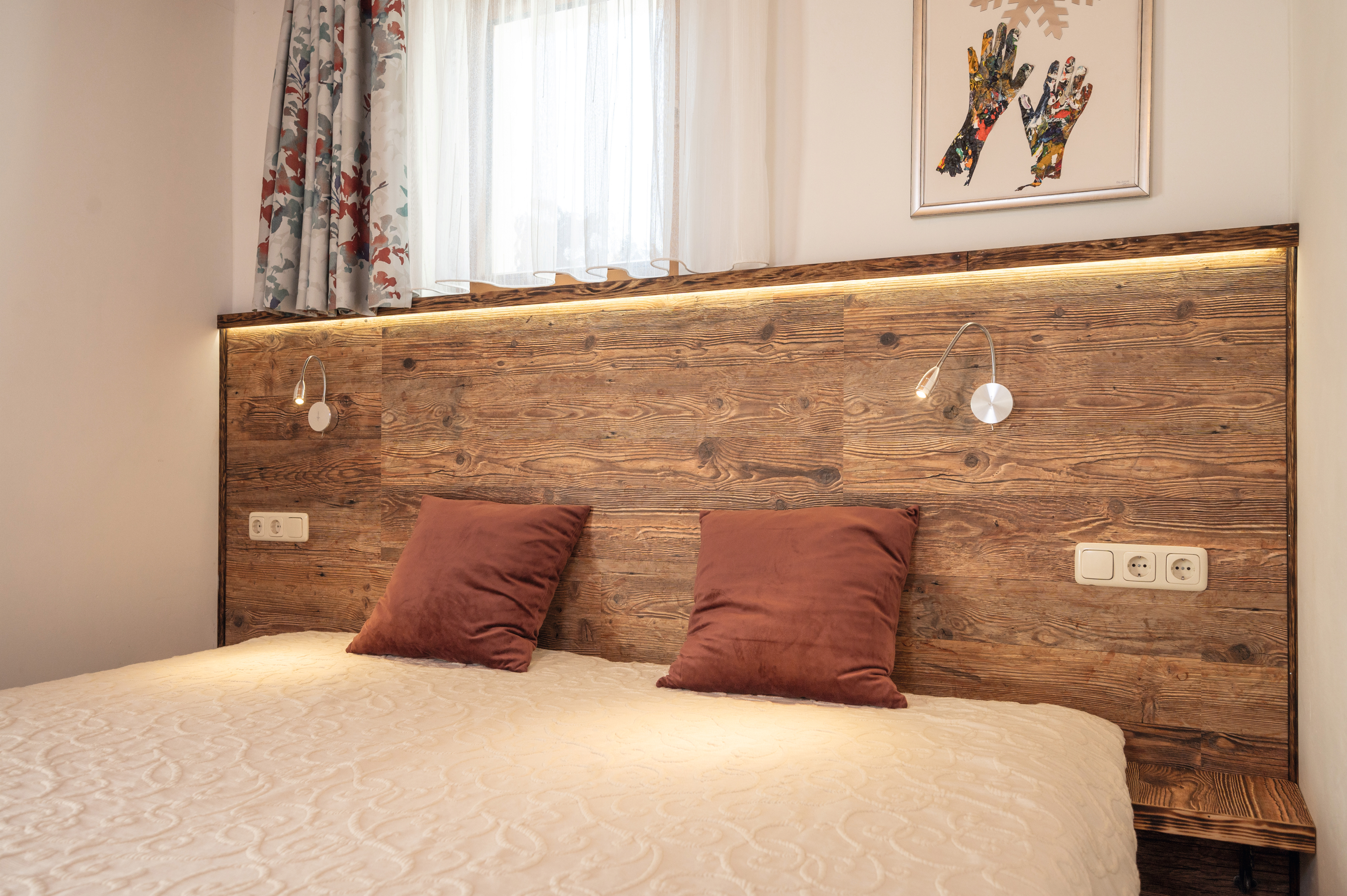 Bed headboard with DO001 Natural Namur Spruce