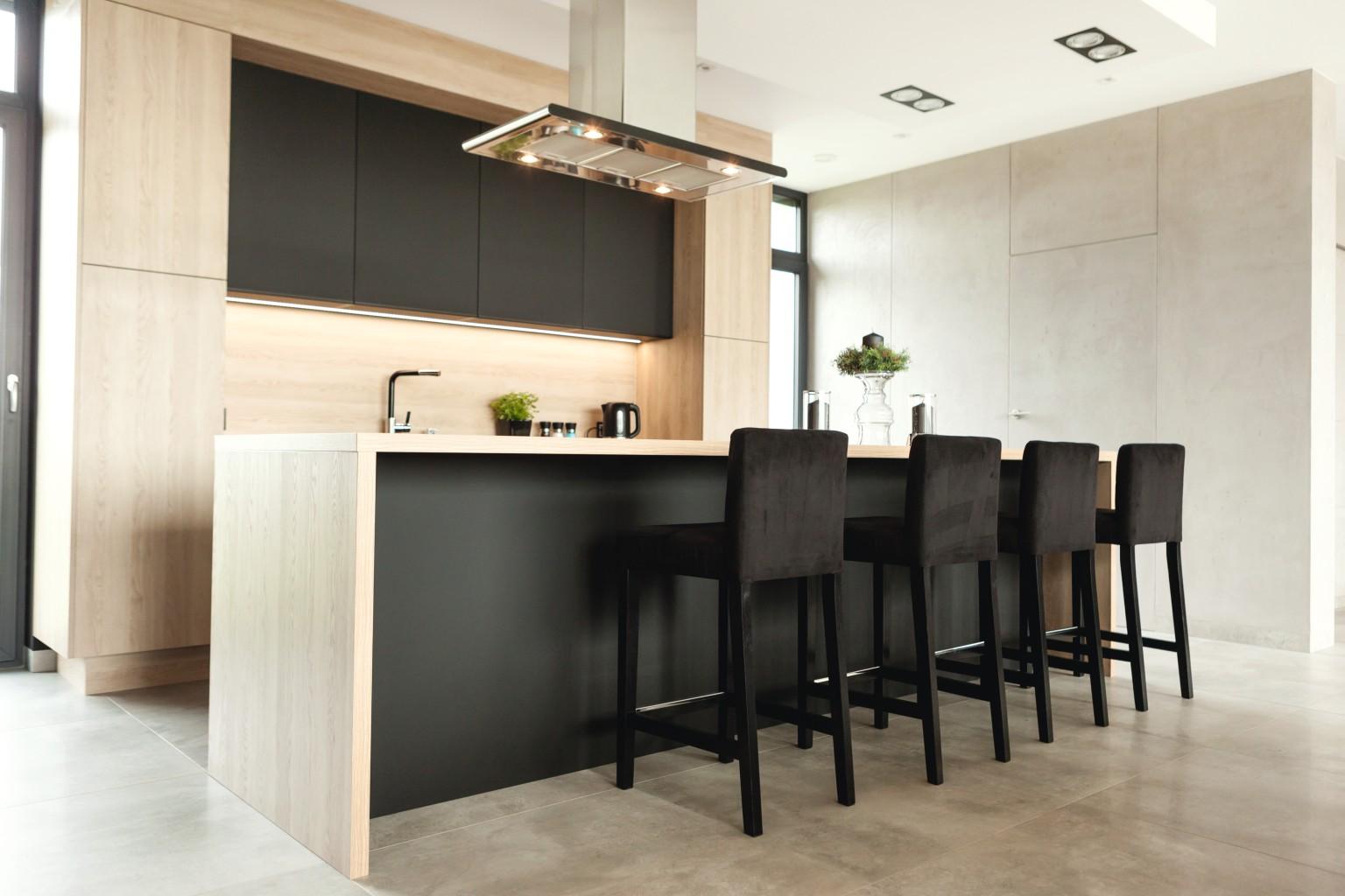 Cucina dal design moderno con il decoro H3309 ST28 Rovere Gladstone sabbia e l’esclusivo U999 PM nero nella versione PerfectSense opaco.