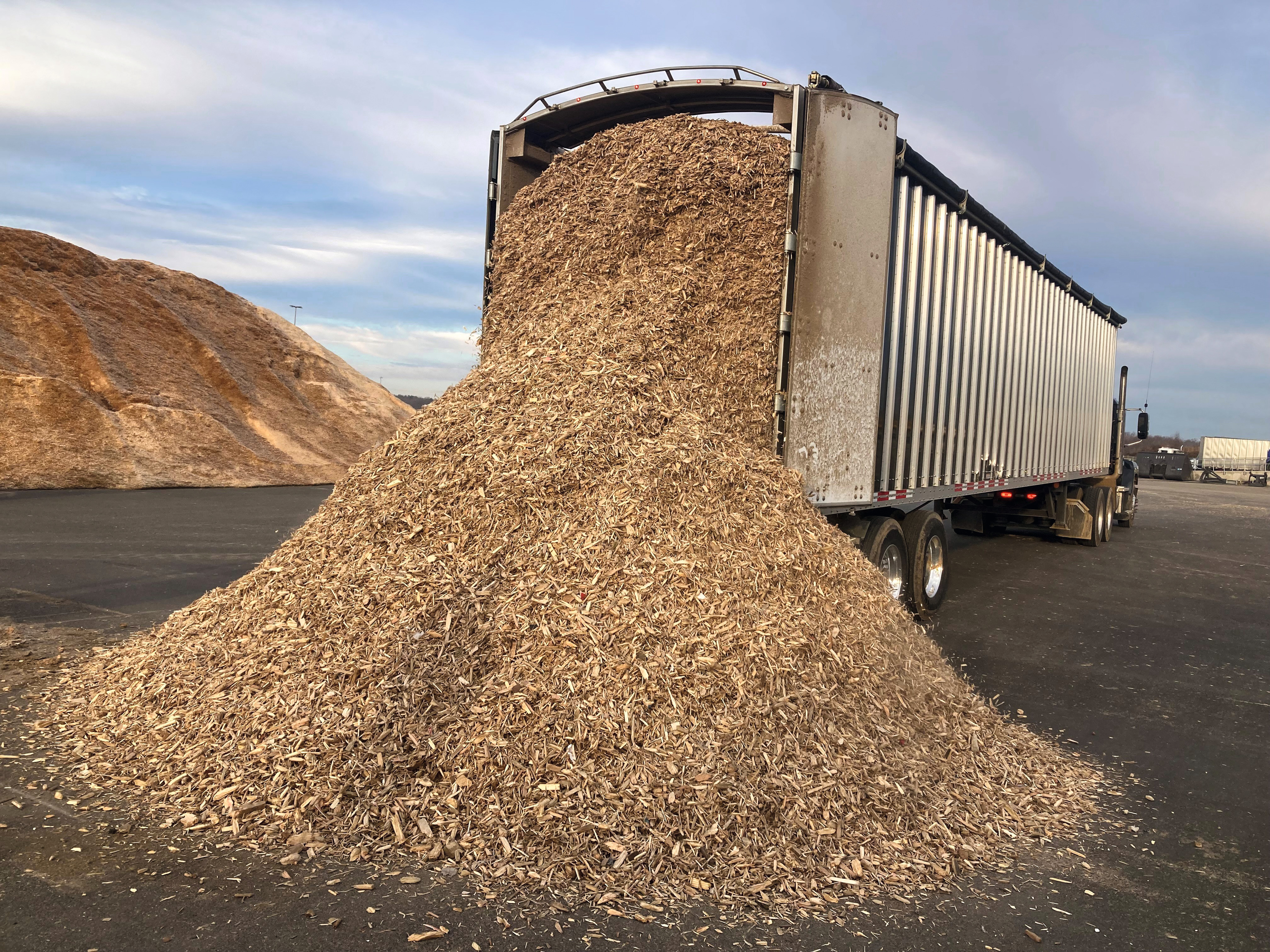 Déchargement de matériaux recyclés du site Timberpak de Charlotte, en Caroline du Nord (États-Unis)