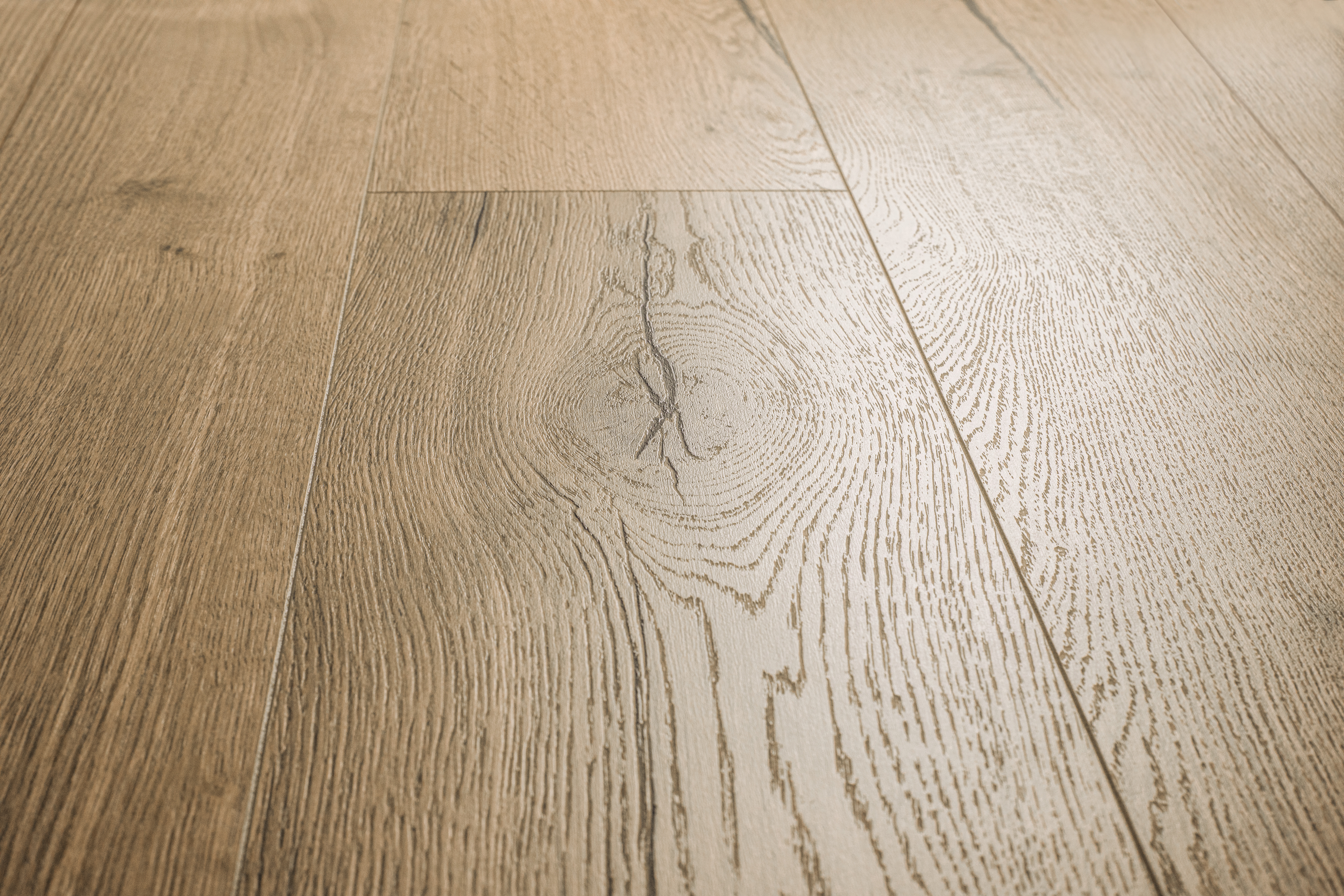 Laminált padló – A valódi fa megjelenésű felületi struktúra közeli képe