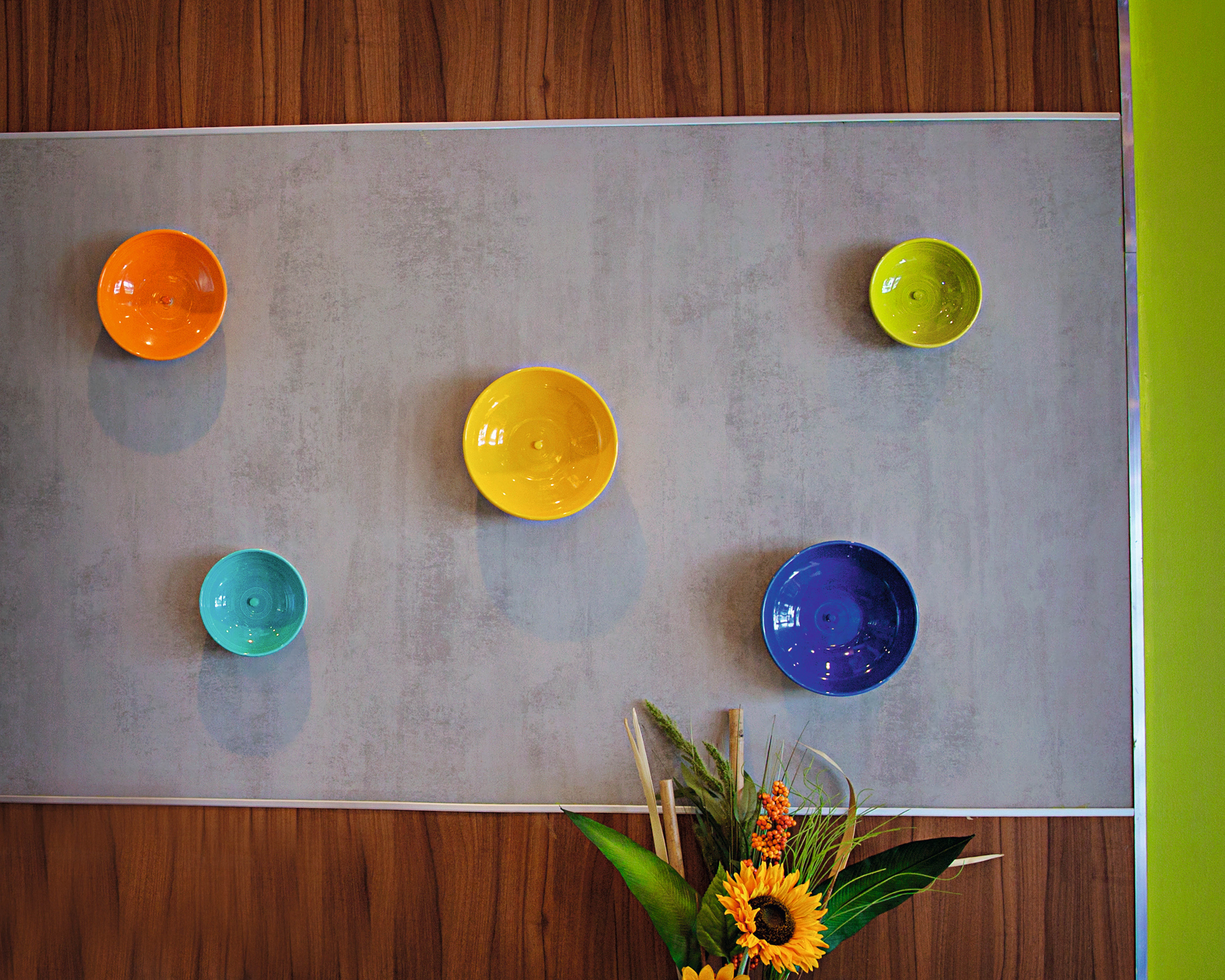 Combinatie van de F638 ST10 Chromix zilver en de H3734 ST9 Dijon notelaar natuur als decoratieve panelen.