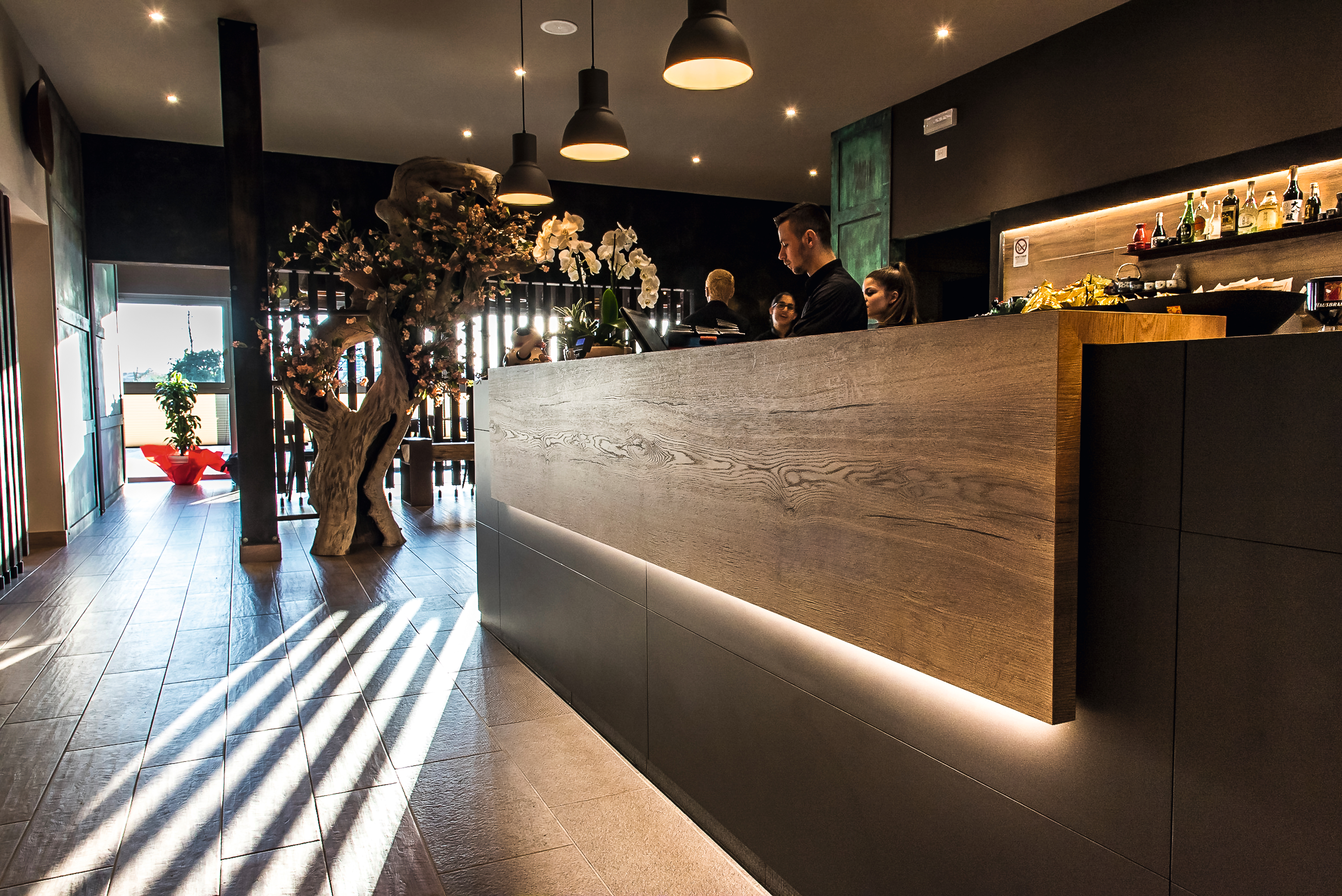 Counter made of U960 ST9 Onyx Grey and H1180 ST37 Natural Halifax Oak.