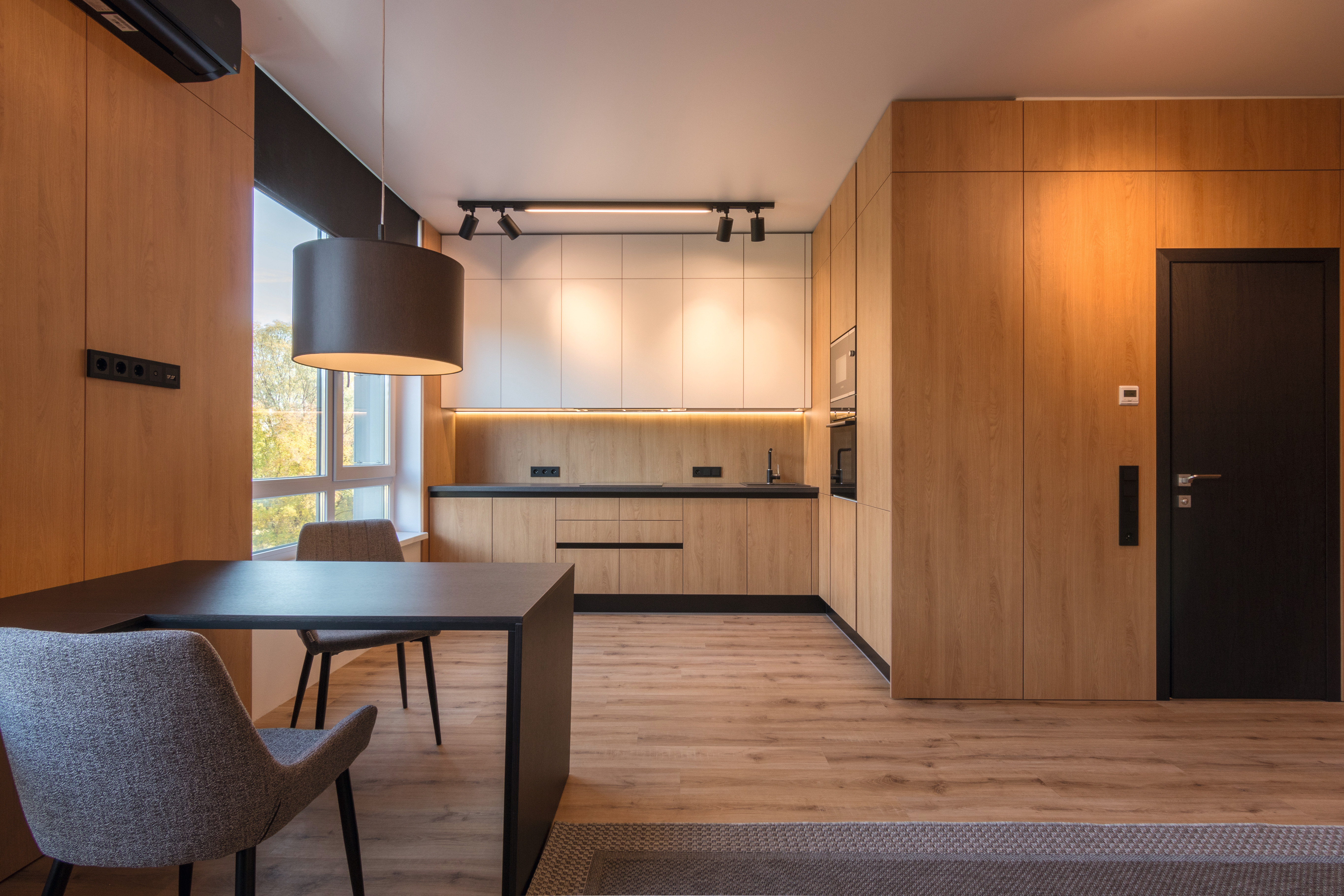 Black accents and kitchen cabinets in Premium White add dimension to the small space.