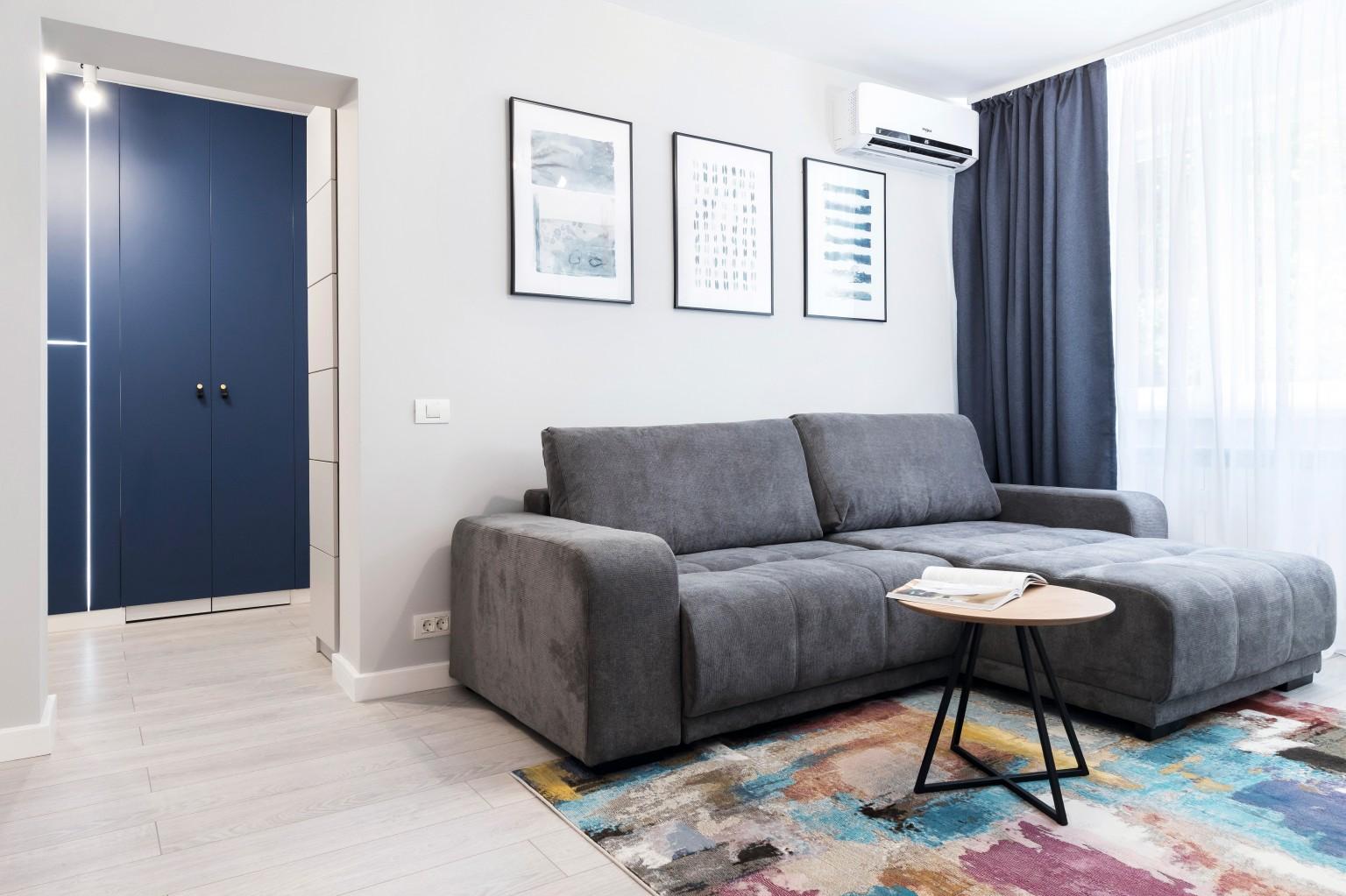 Gemütliches und helles Ambiente im Wohnzimmer.