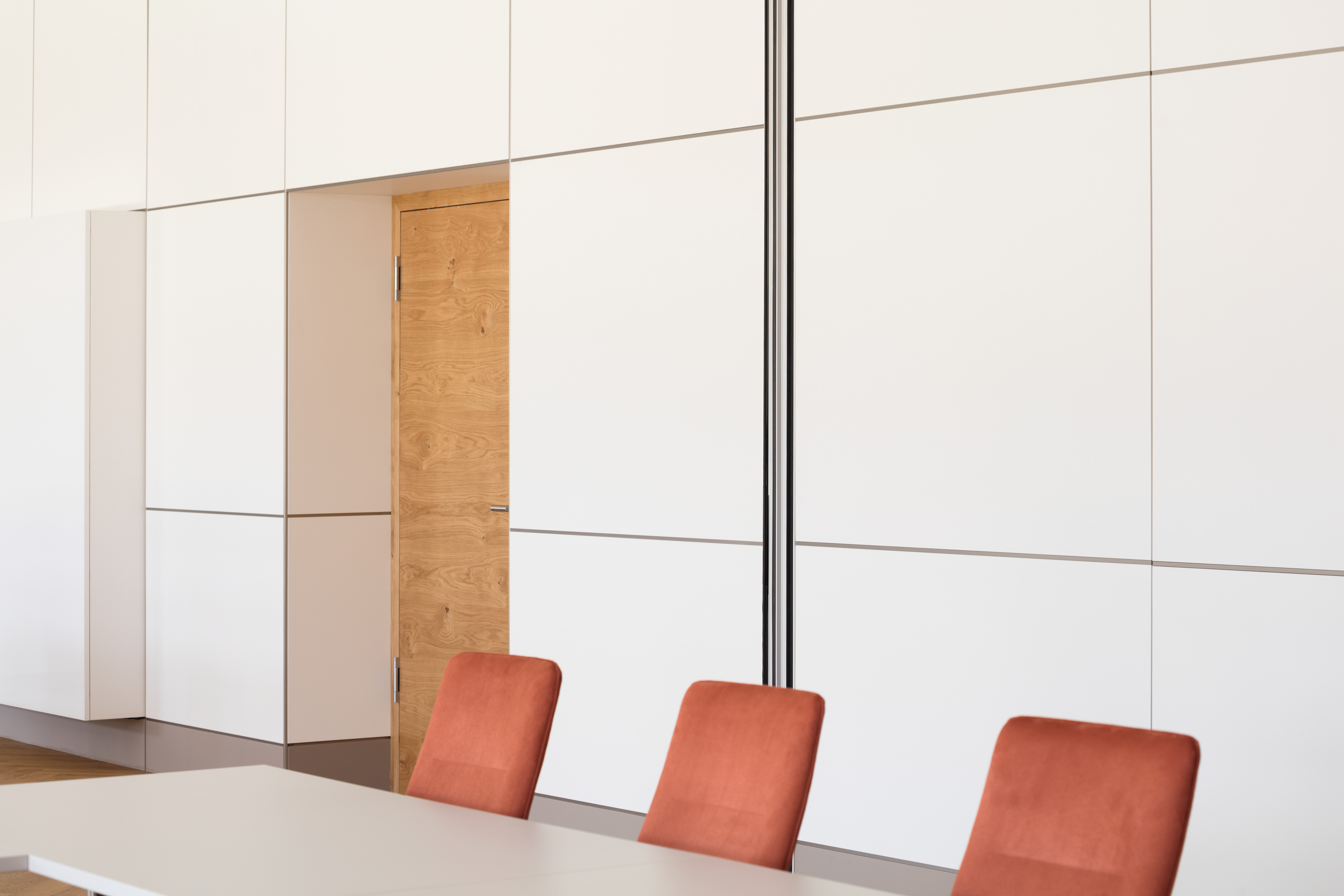 Декор W1000 PM Білий Преміум створює візуально «спокійний» інтер’єр у конференц-залах.