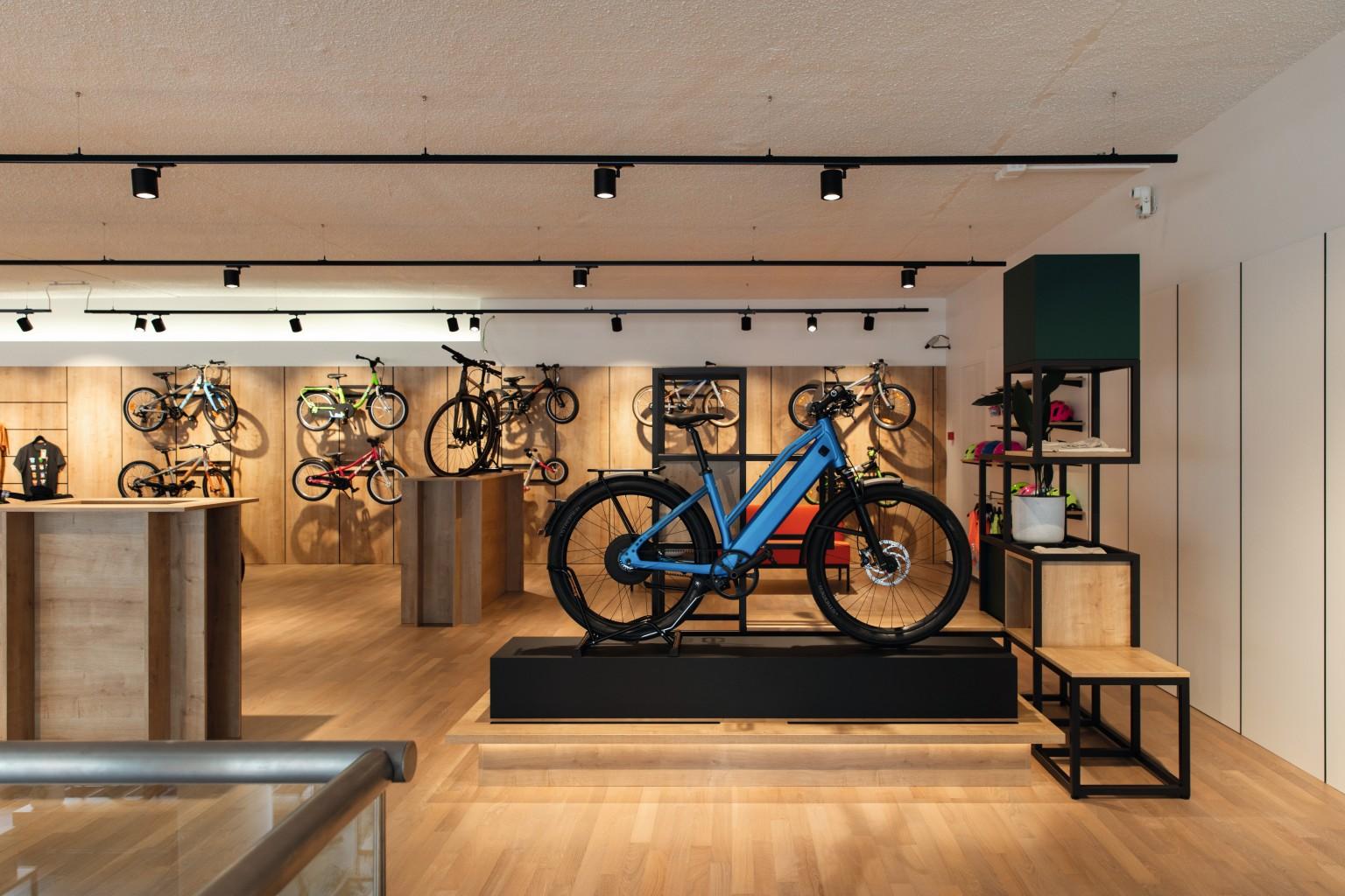 Bicycles are displayed on pedestals made of U999 PM Black.