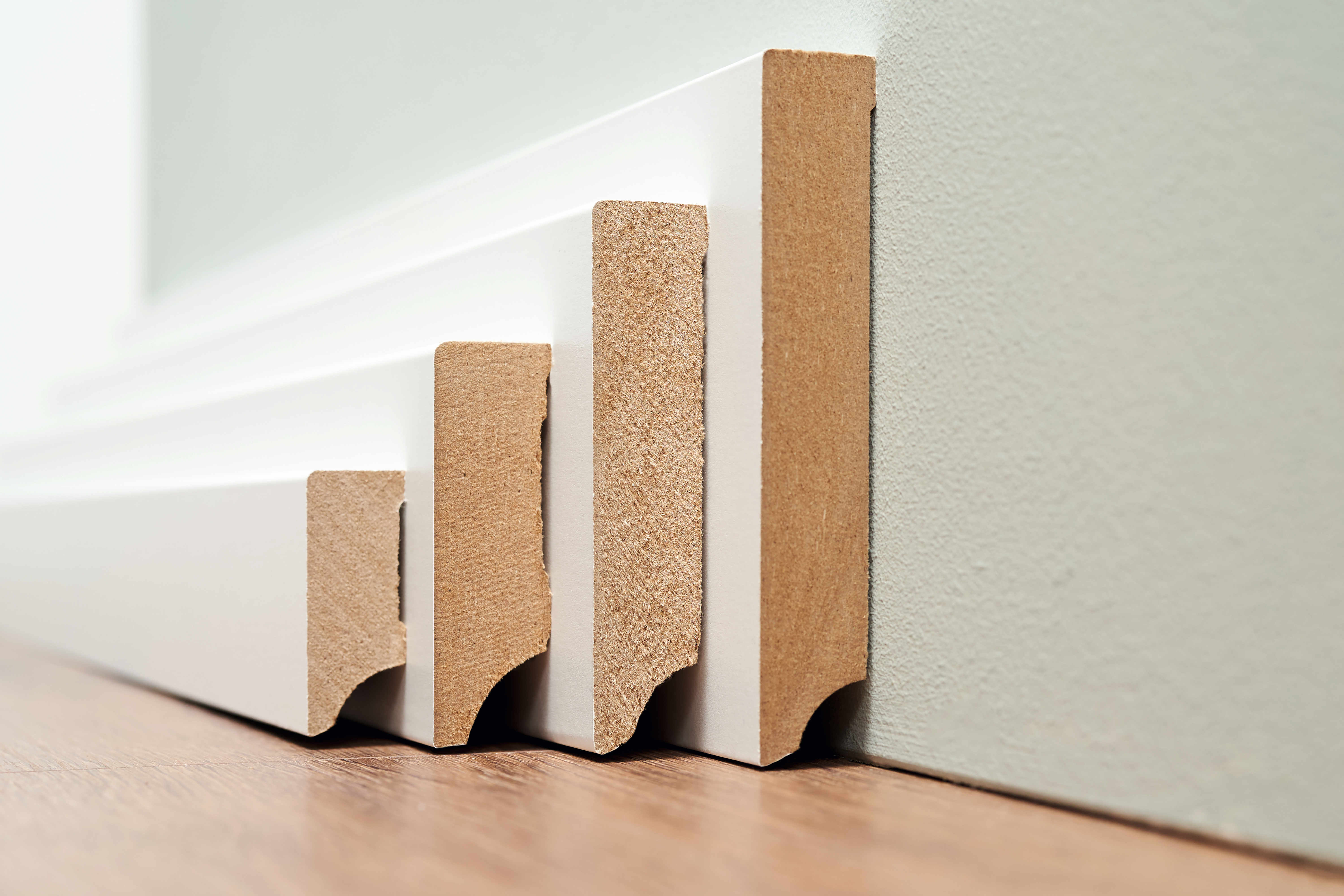 Weiße kubische Sockelleisten in verschiedenen Höhen