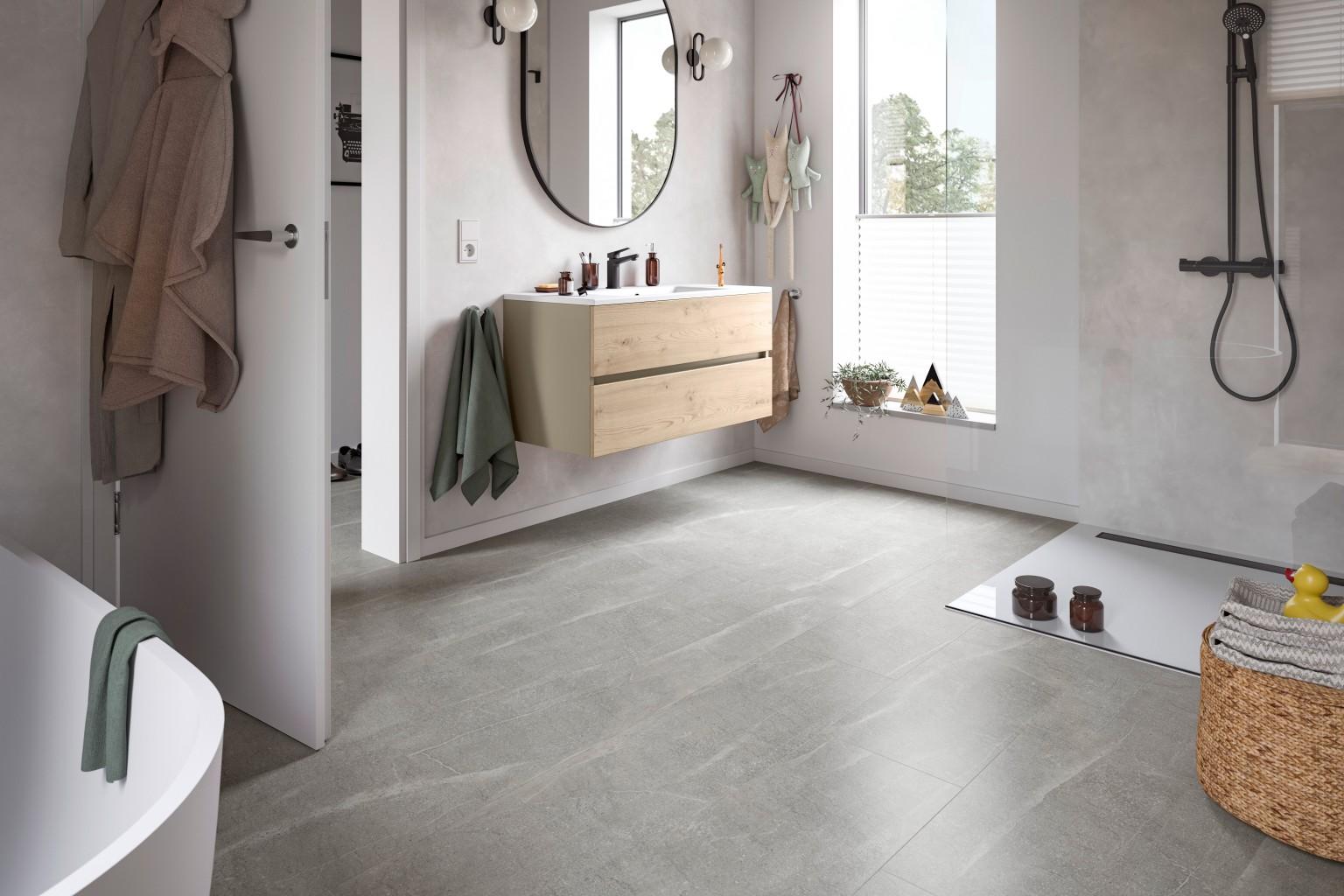 Casa de banho moderna com pavimento laminado NatureSense Aqua+ – superfície robusta, proteção contra inchaço e resistência à água até 72h.