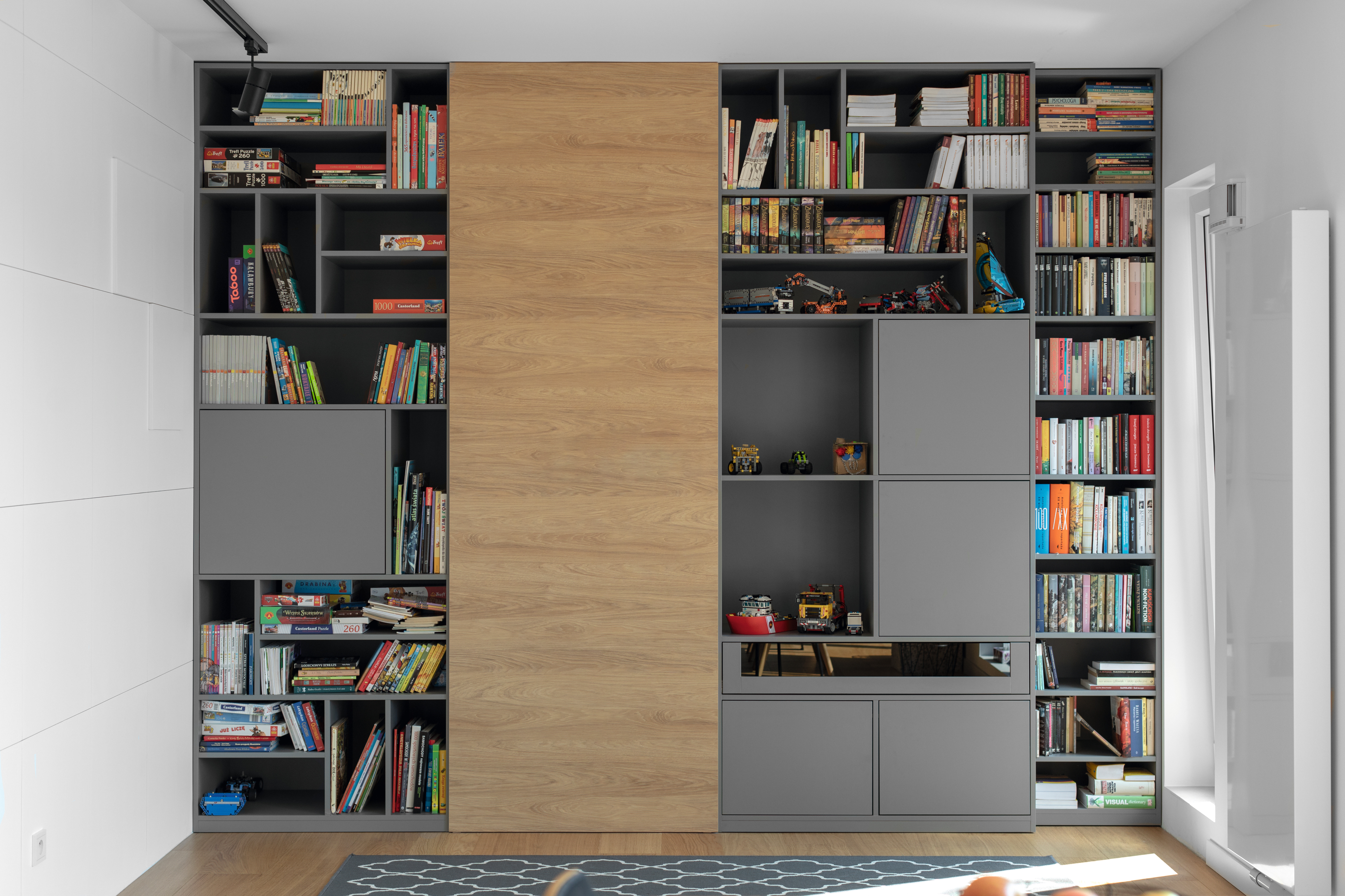 The RTV shelf with the grey decor U732 ST9 and the wood reproduction H3730 ST10.