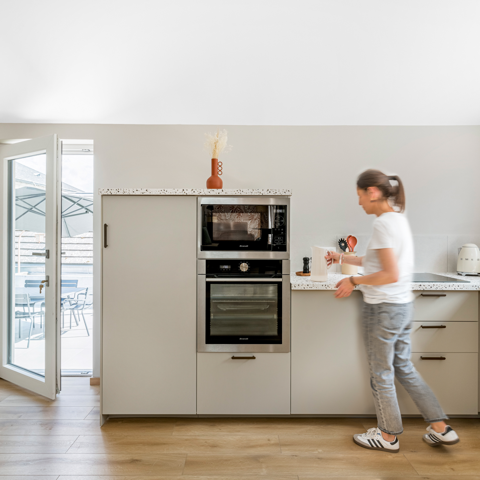 Intérieur chaleureux et lumineux, cuisine semi sur-mesure avec éléments décoratifs tendance
