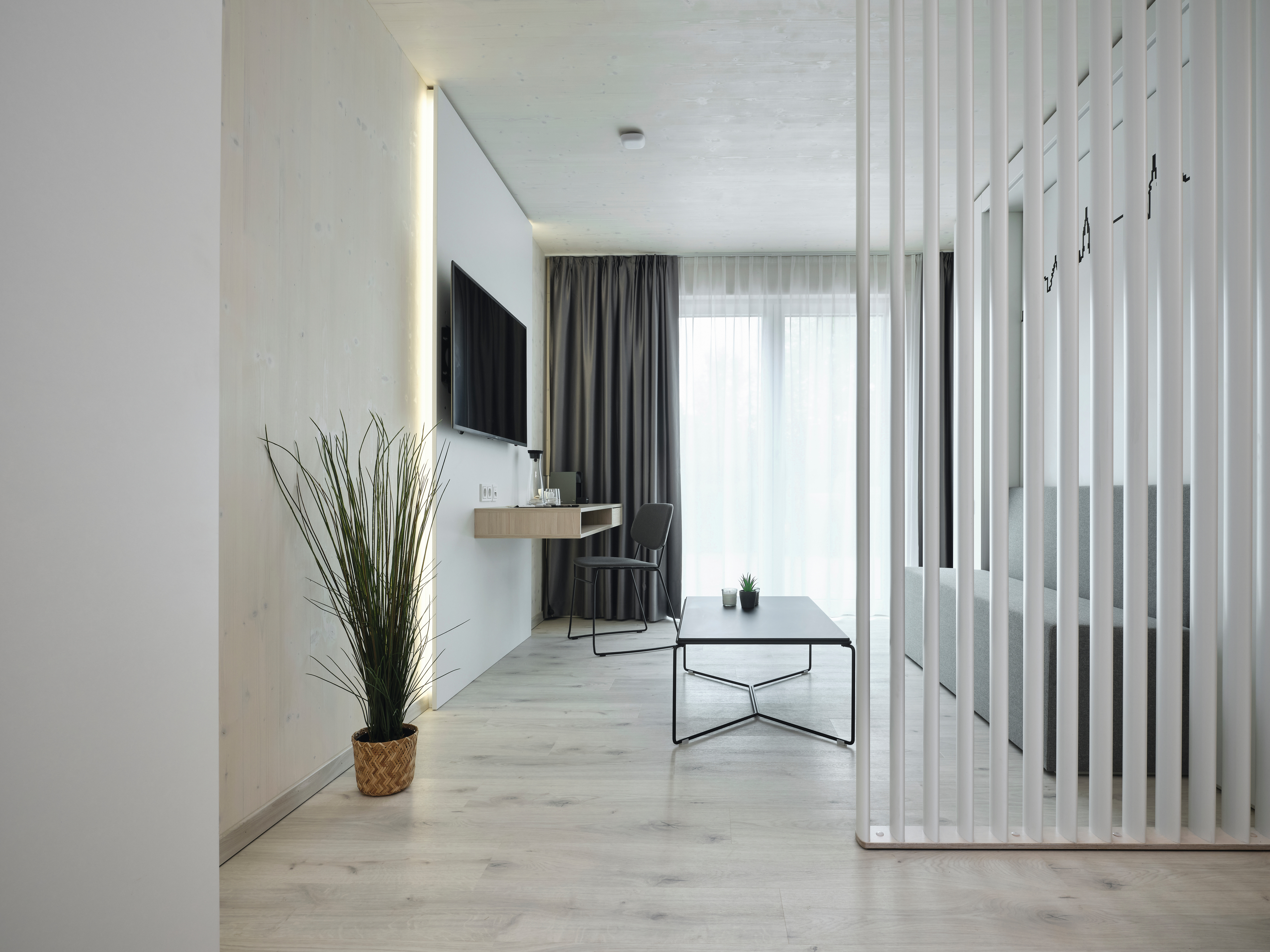 A Design GreenTec padló EPD040 Bézs Almington Tölgy dekorben egy szállodai szobában. 