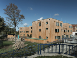 De moderne architectuur van het nieuwbouw kinderdagverblijf 