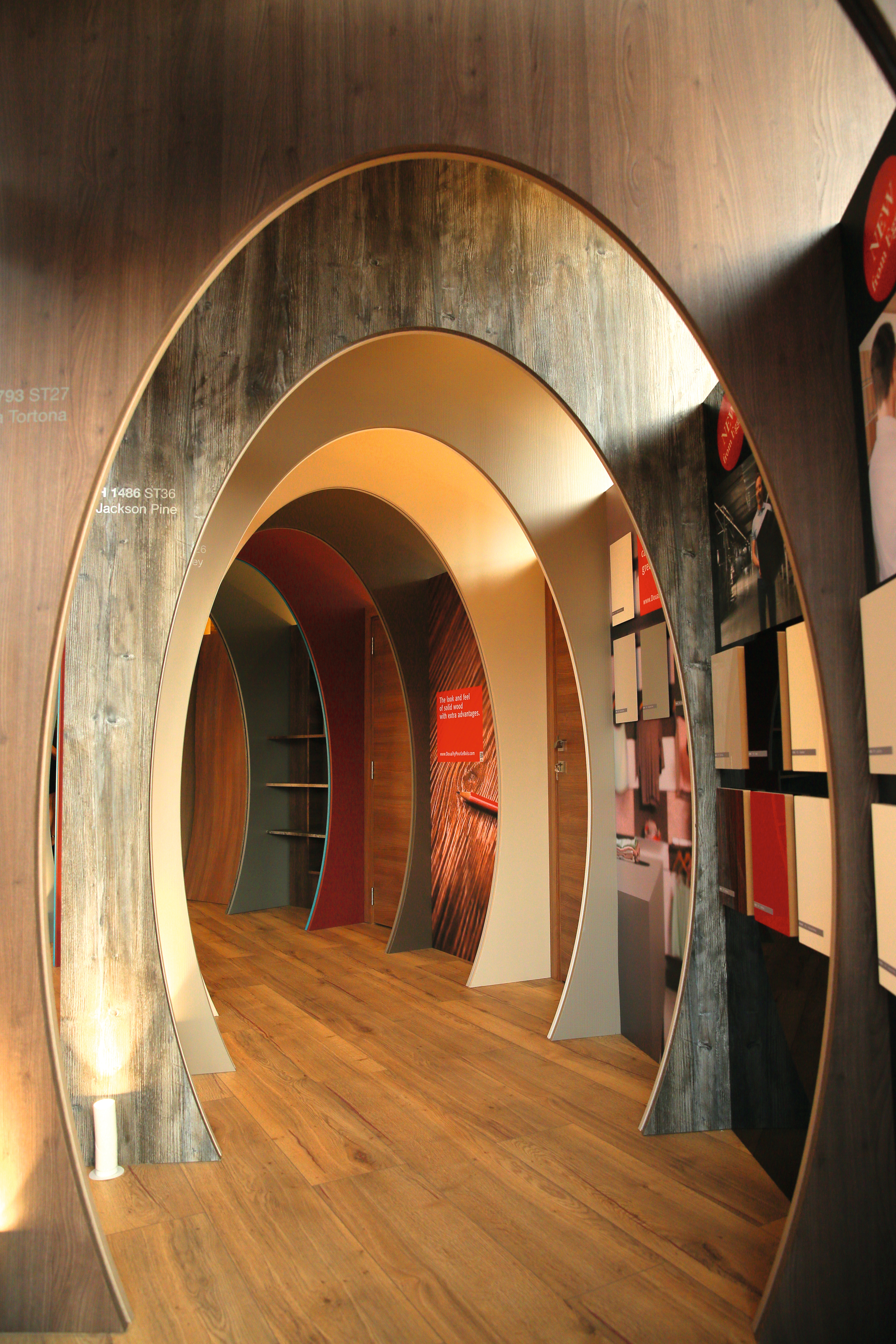 Il visitatore accede all'esposizione attraverso un percorso circolare.