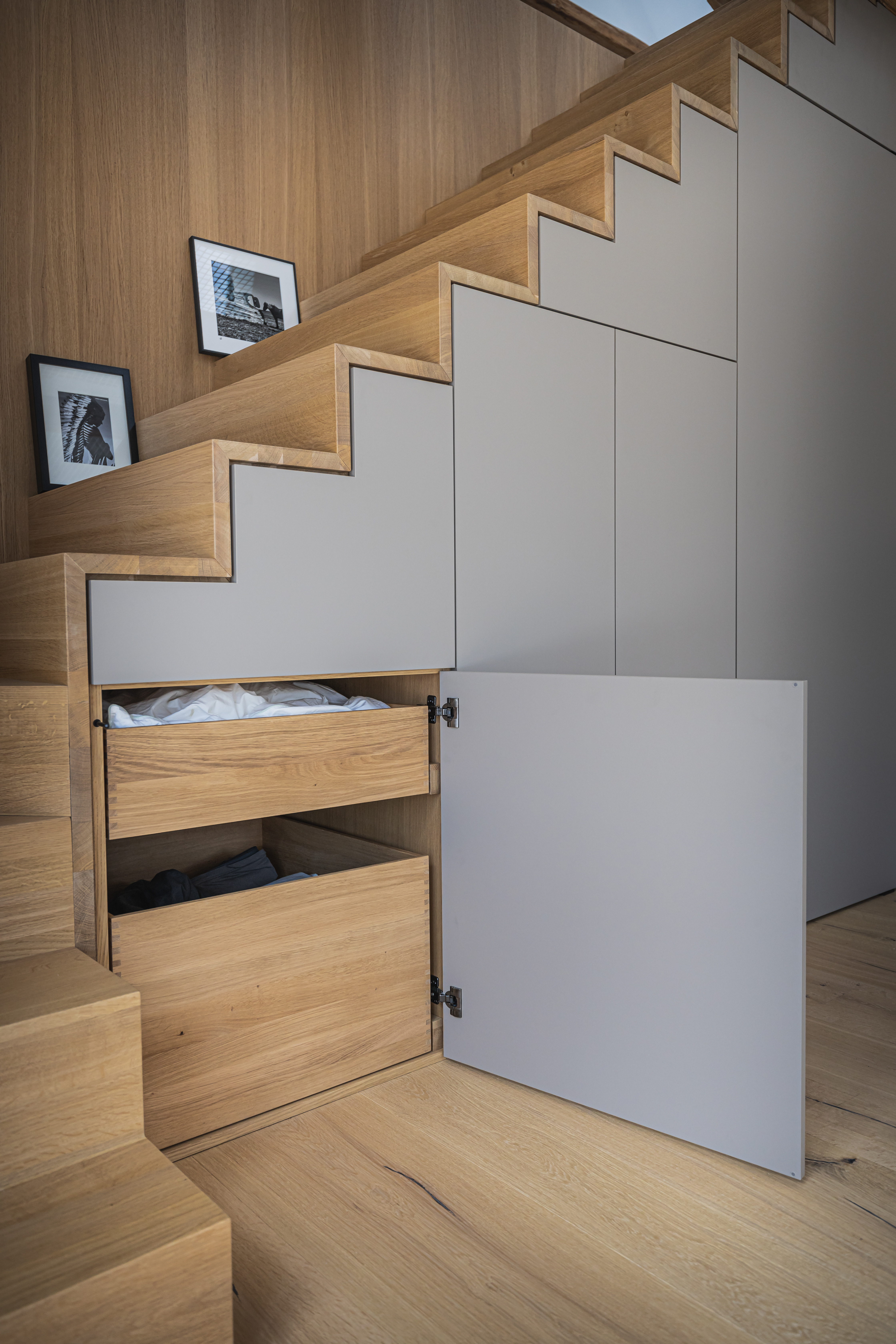 Il decoro opaco U702 PM Grigio cashmere è in armonia con la tonalità calda del legno. 