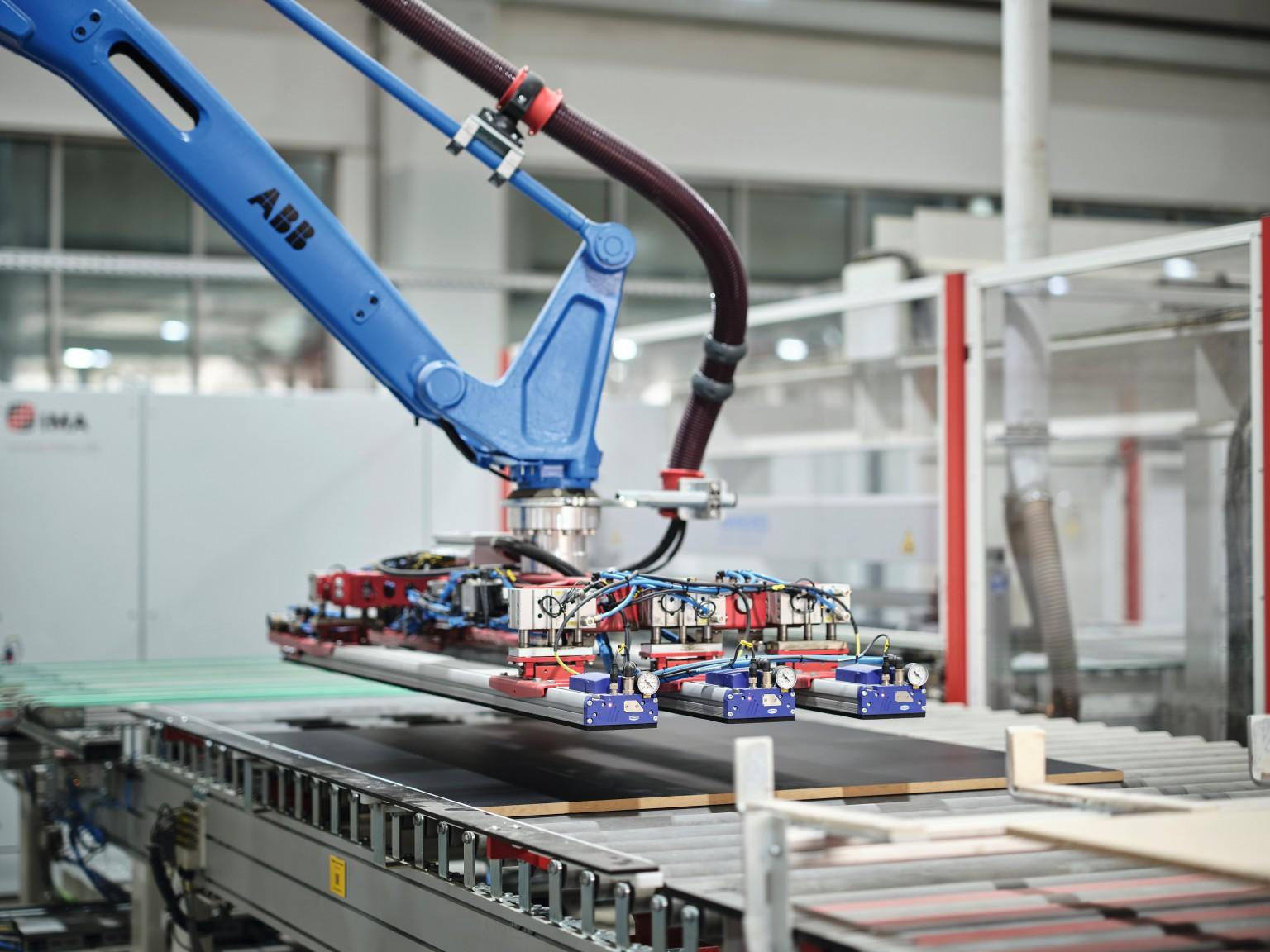 Automatizirani robot izvršava radne zadatke
