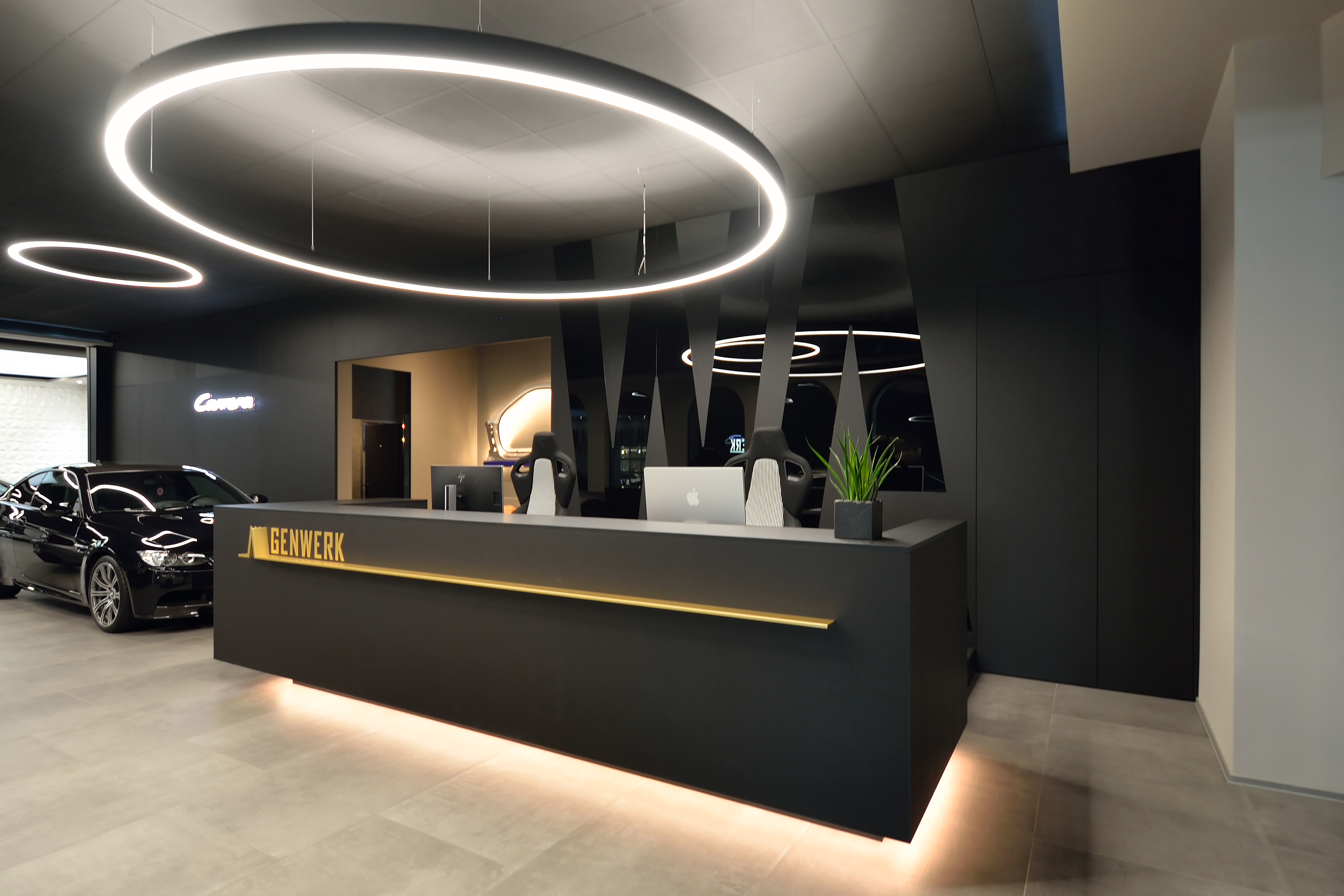 Reception in matt and high-gloss black.
