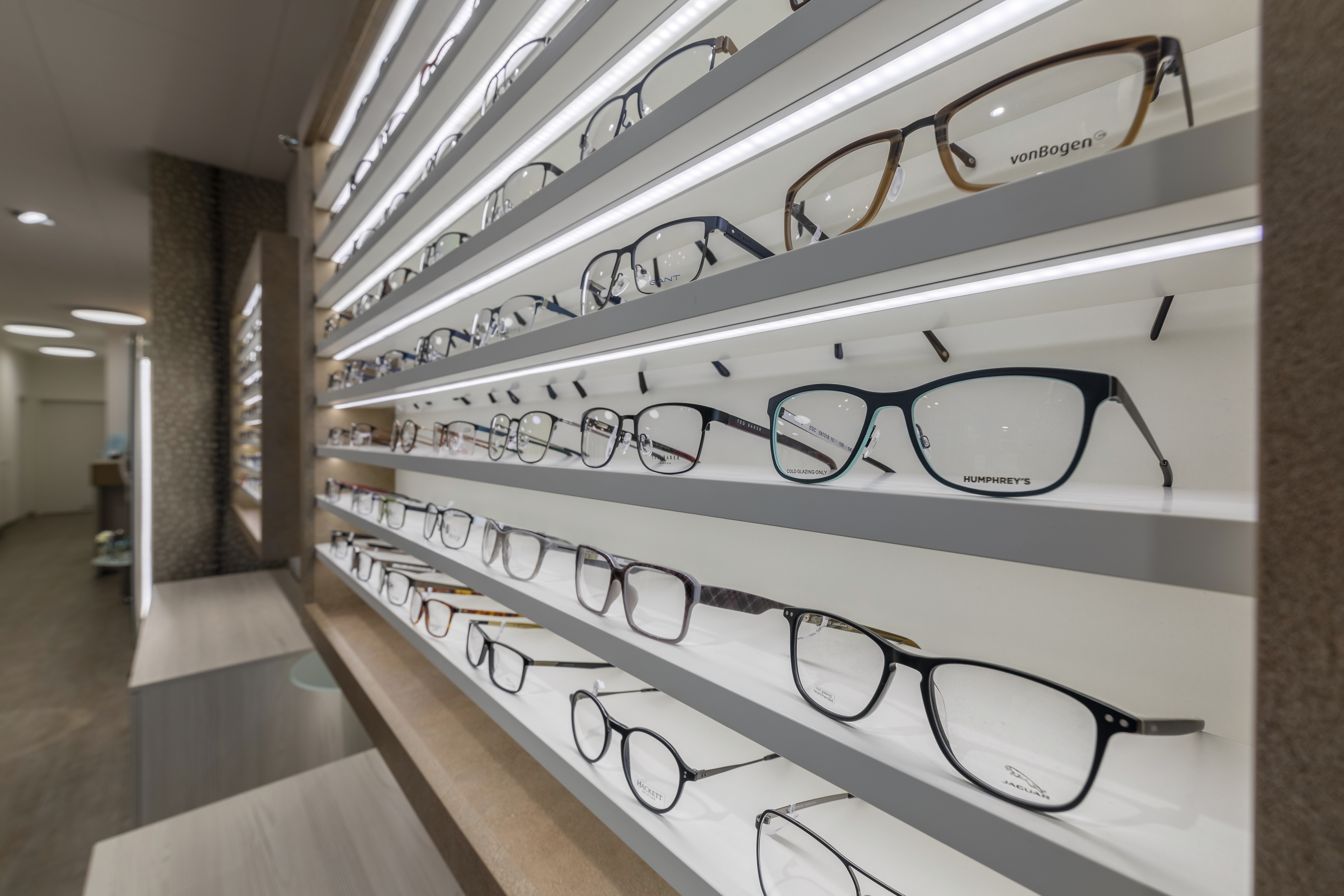 The glasses shelves in W980 Platinum White are framed by F571 Gold Metallic