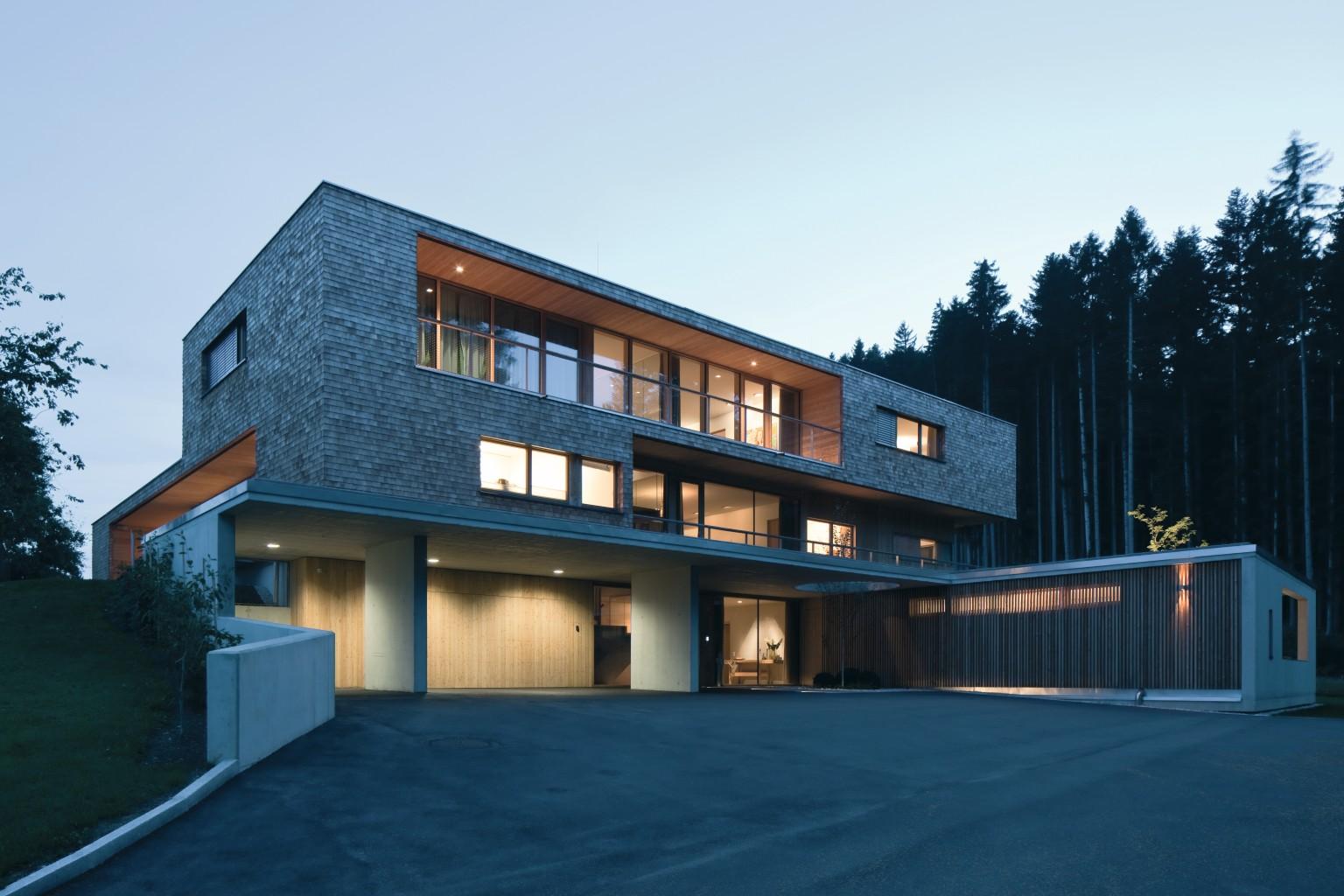 Utilización de tableros EGGER OSB 4 TOP en una construcción con estructura de madera.