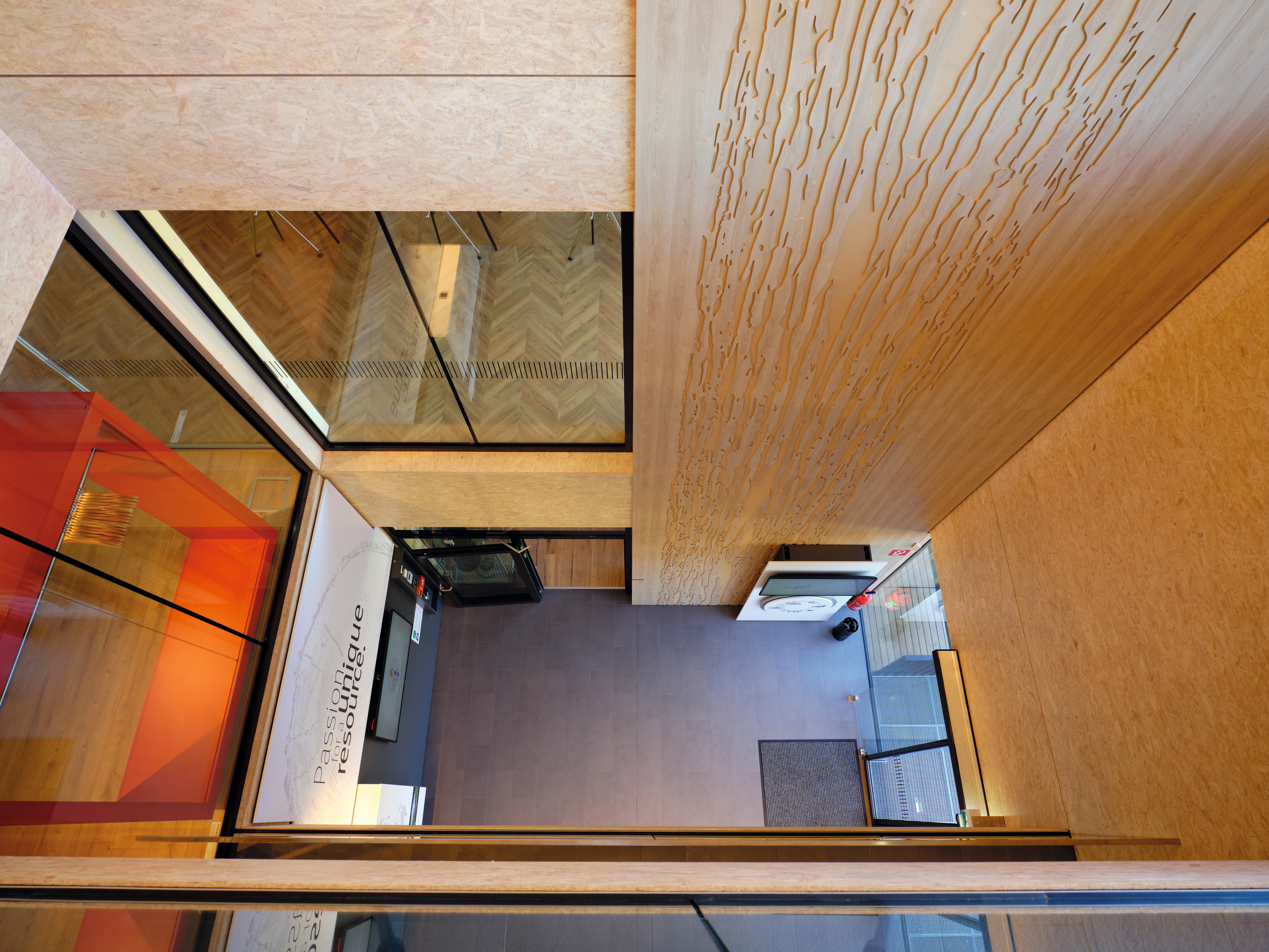In the sense of a vapour permeable wall construction, a 22 mm thick OSB board was used as room-side planking.