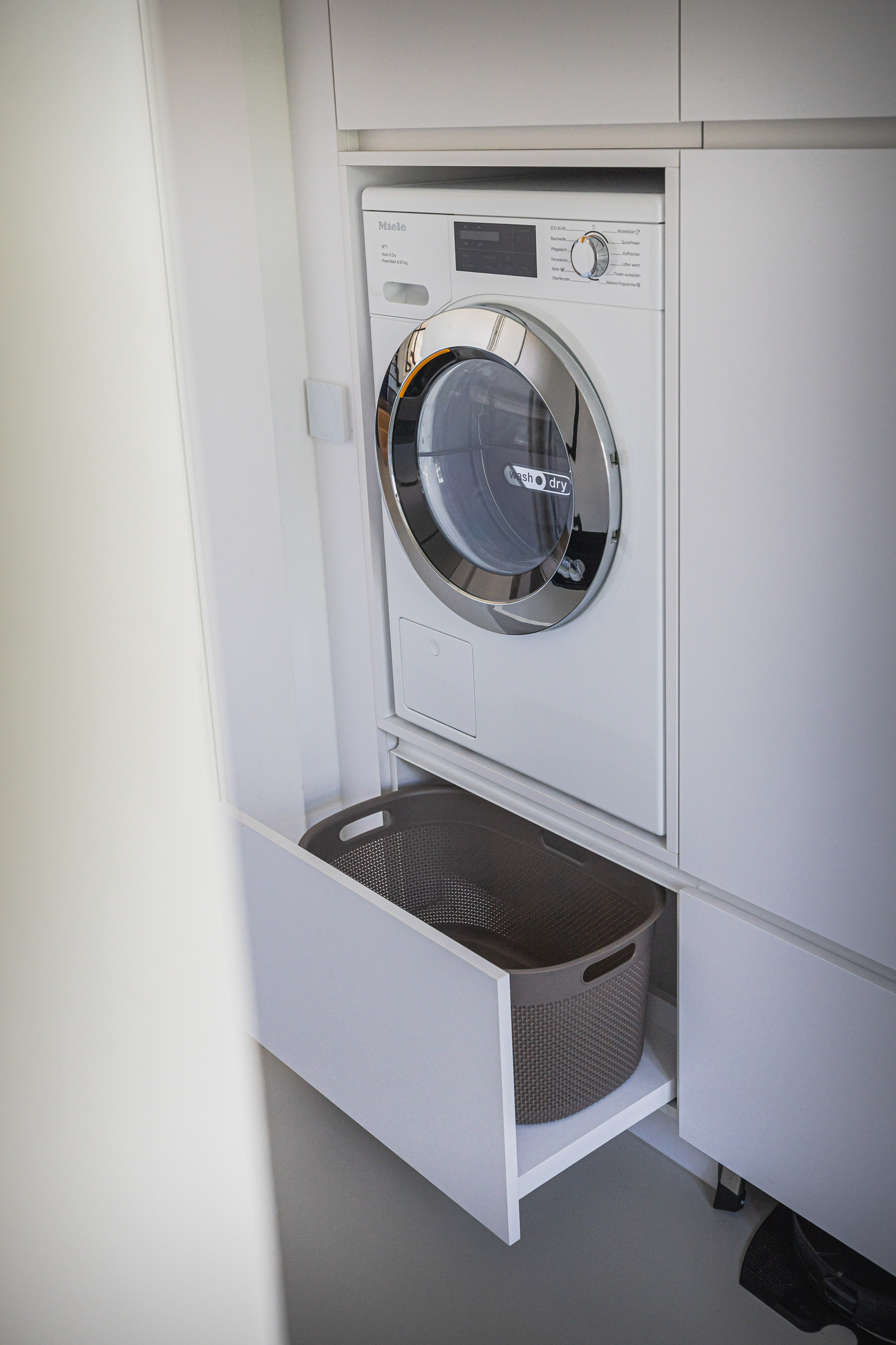 The washing machine sits in a niche made of W1101 ST9.