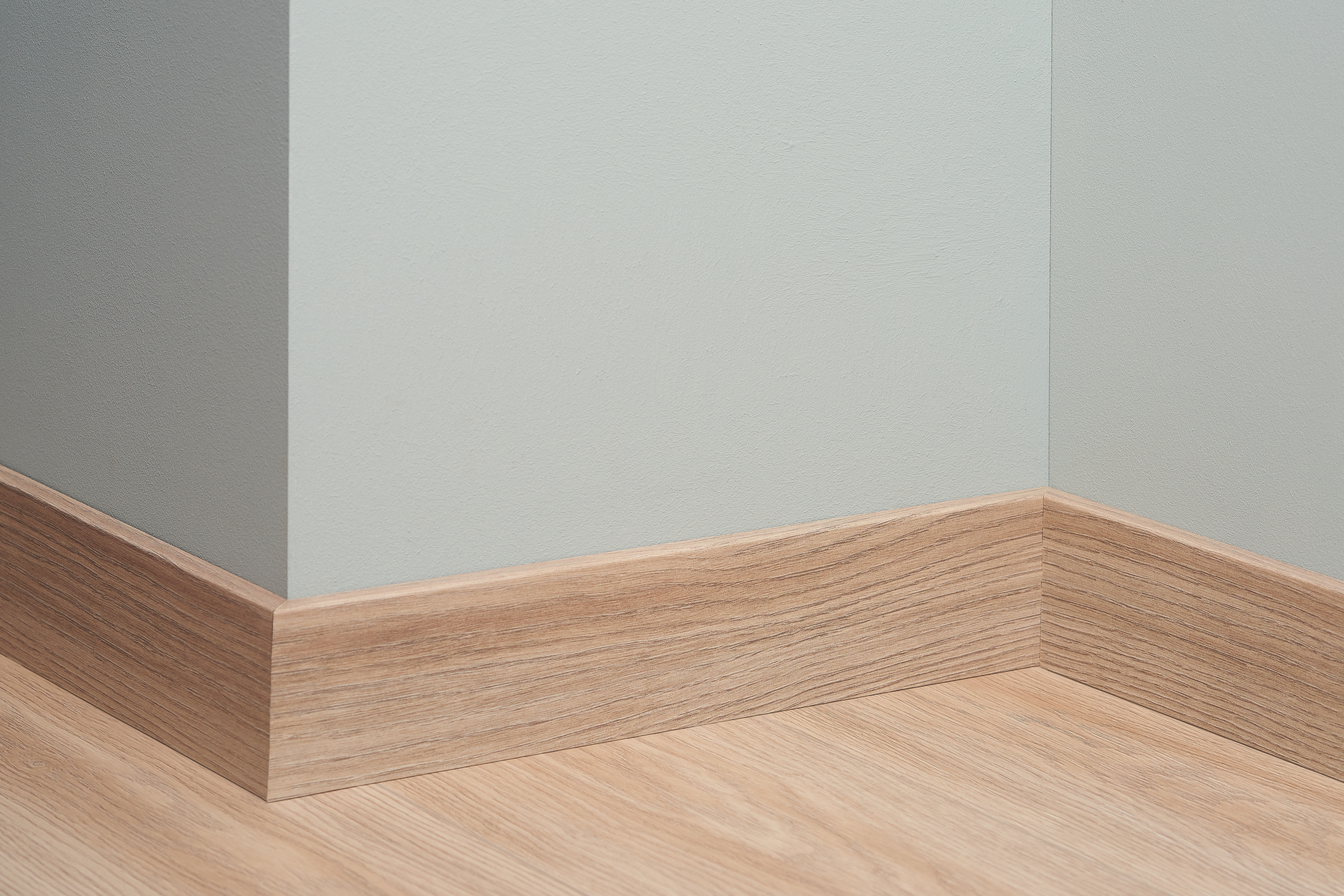 Modern cubic skirting board 8cm | L584