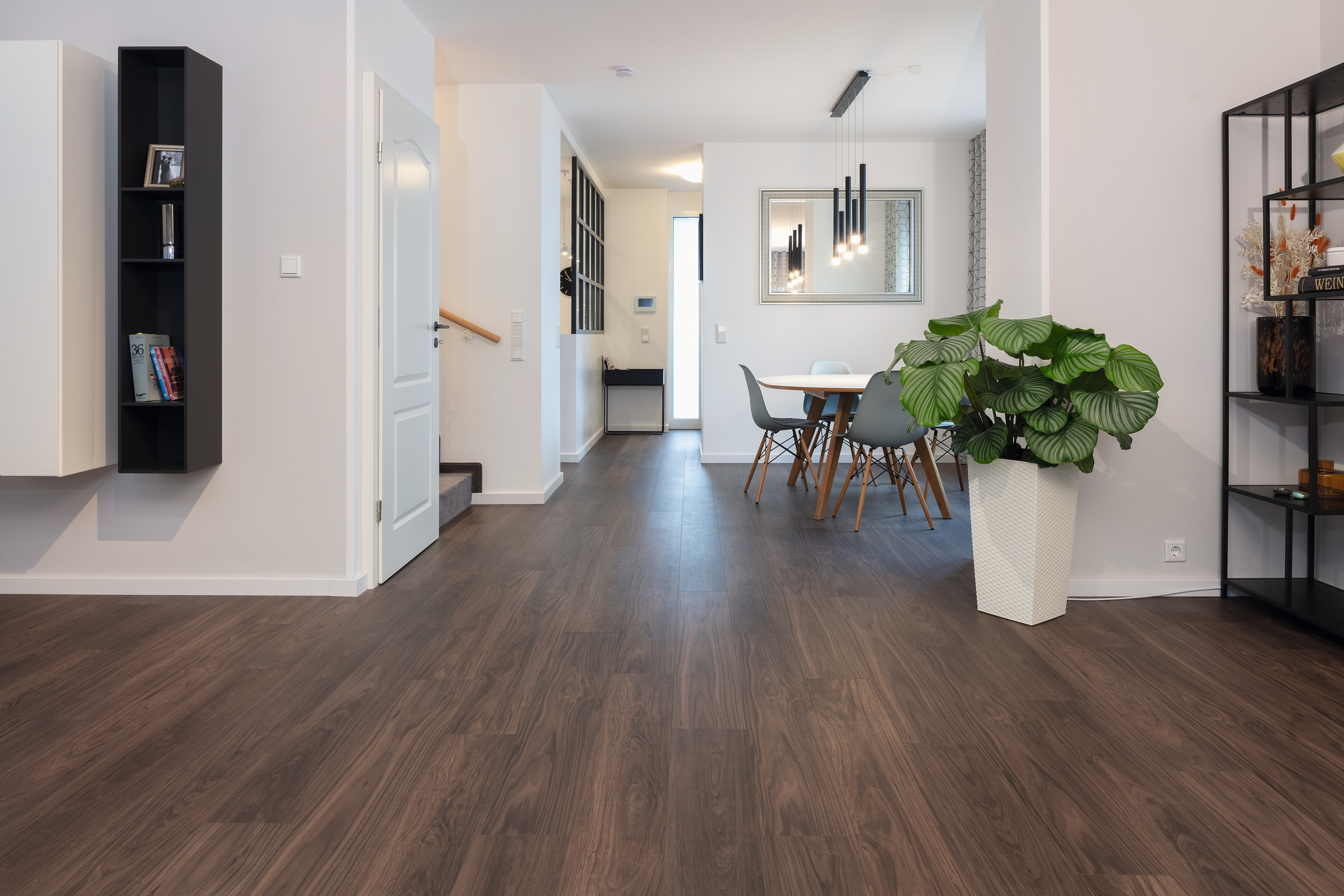 Der EGGER Comfort-Boden vereint die Stärken von Laminat mit den besonderen Kork-Eigenschaften und wurde auf 160 m² im gesamten Wohnhaus verlegt.