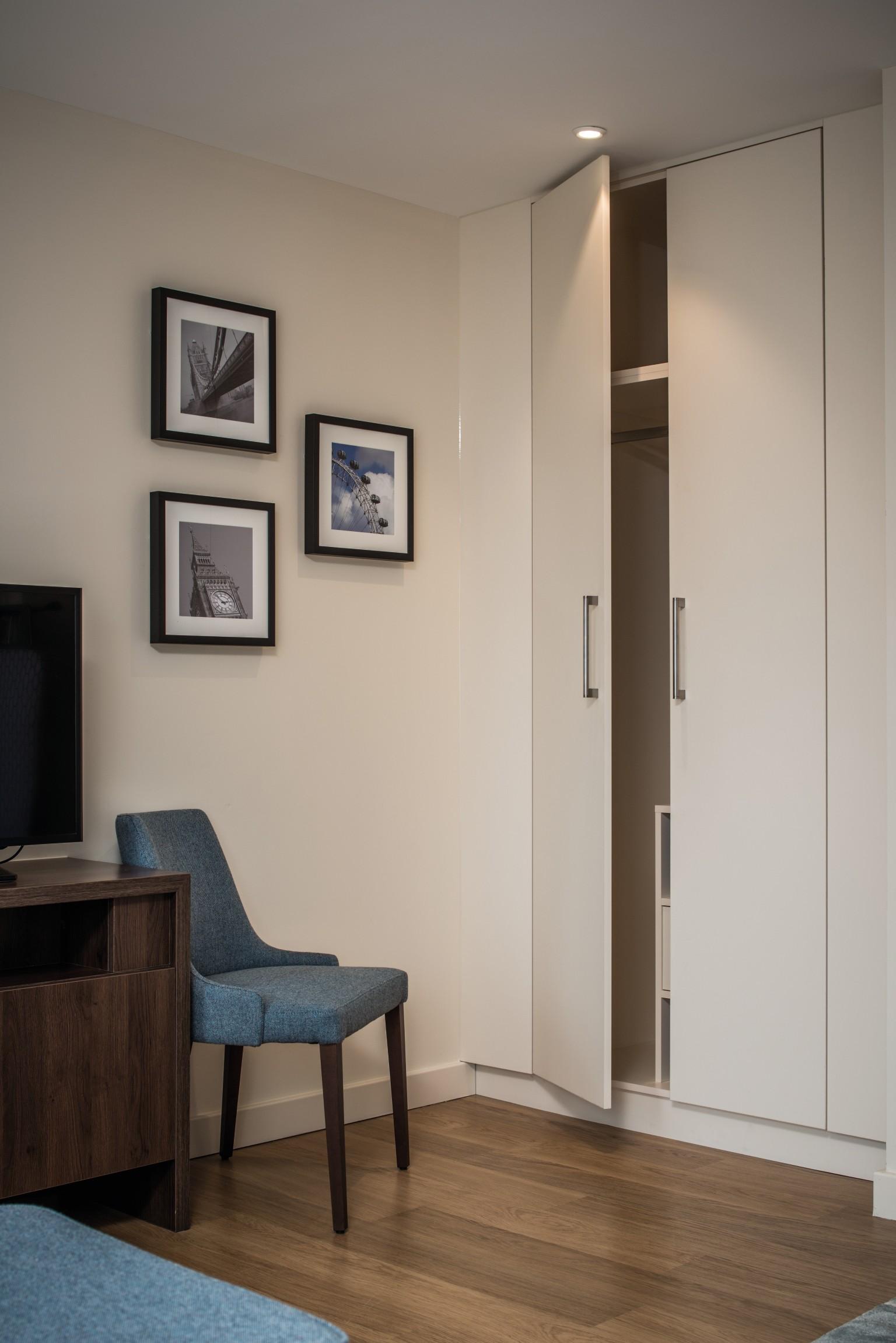 De kasten en alle keukens werden uitgevoerd in PerfectSense Matt W1000 PM Premium wit.