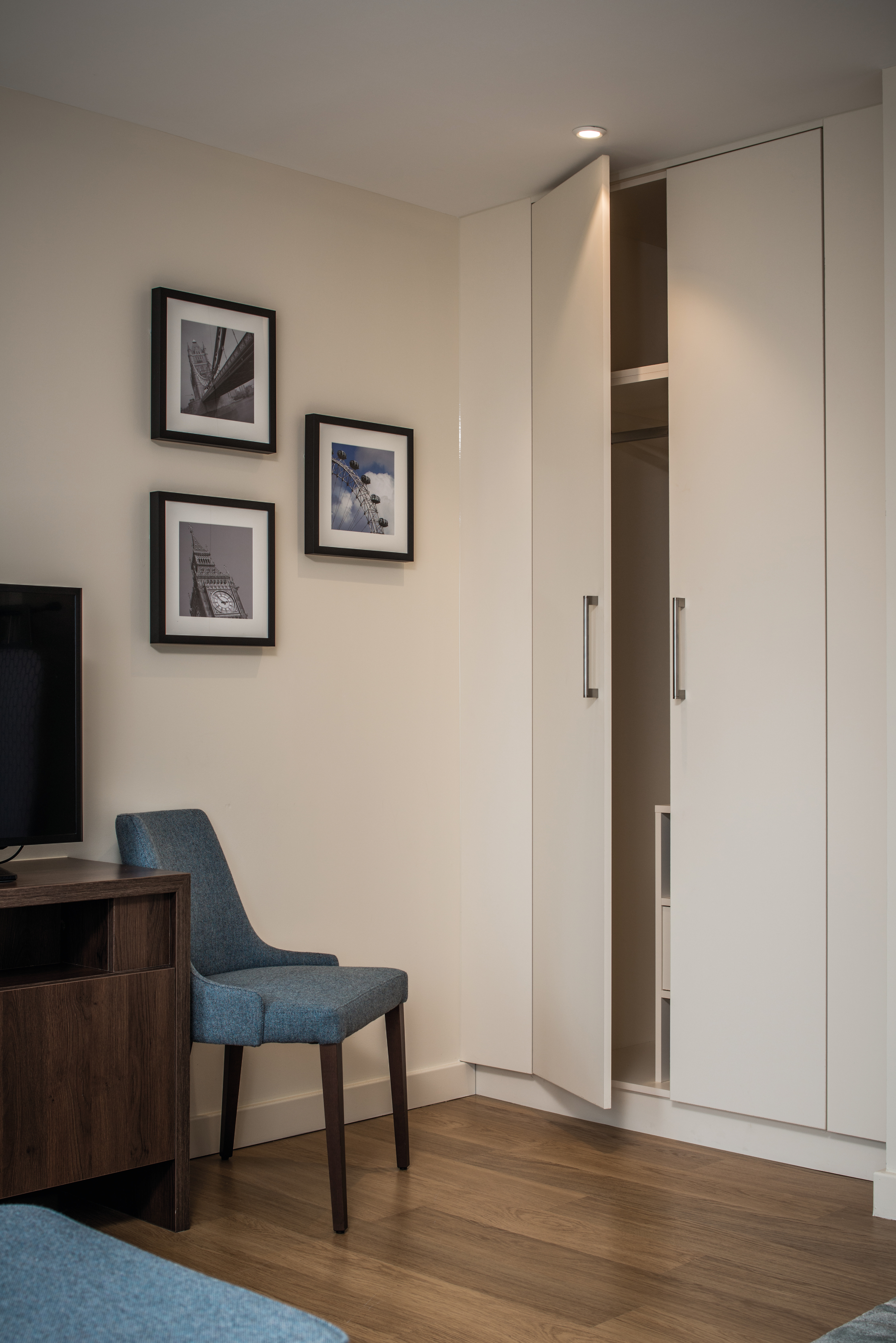 Per gli armadi e tutte le cucine è stata utilizzata la finitura PerfectSense Matt e il decoro W1000 PM Bianco premium.