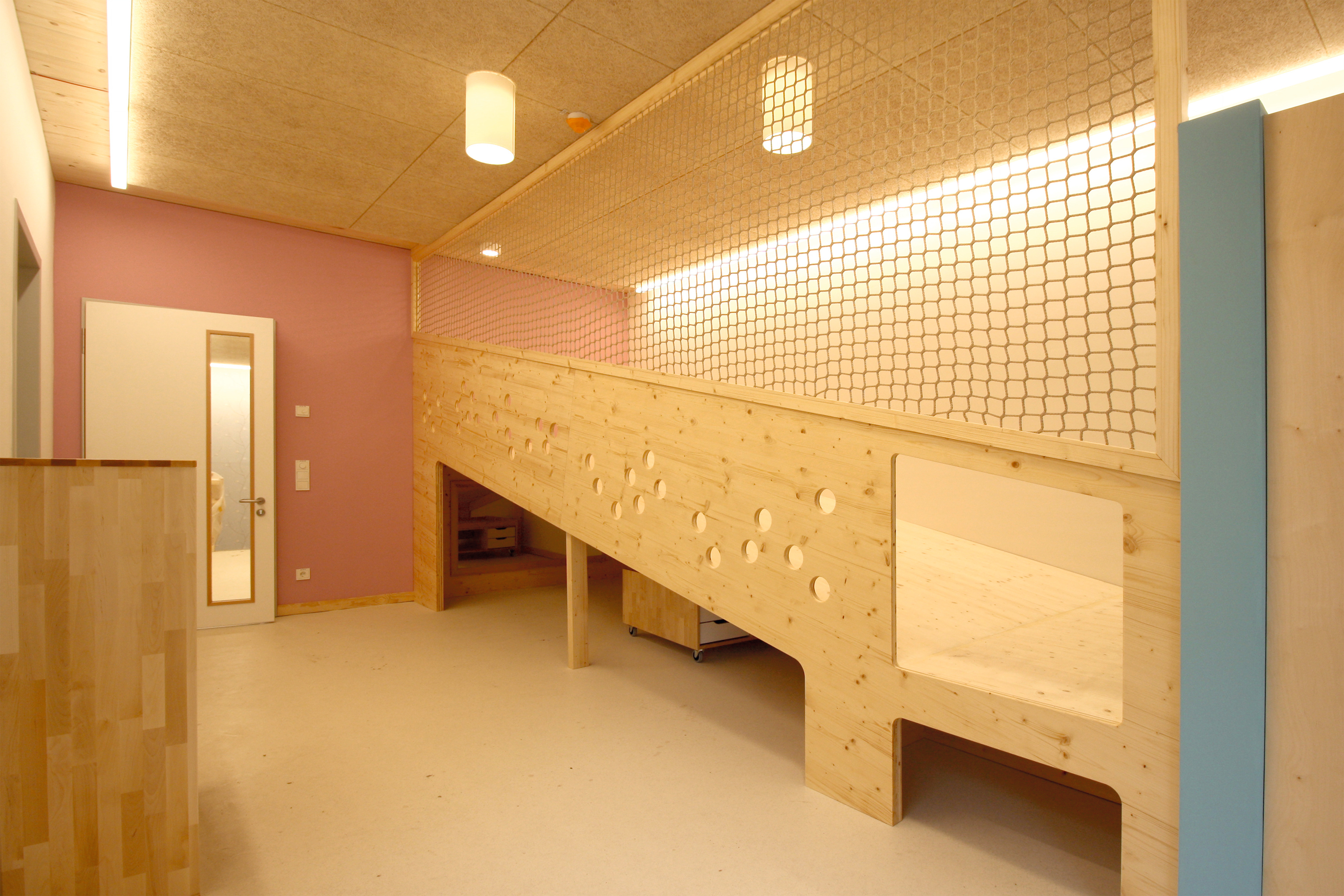 The use of natural materials reflects the educational concept of the day care centre.