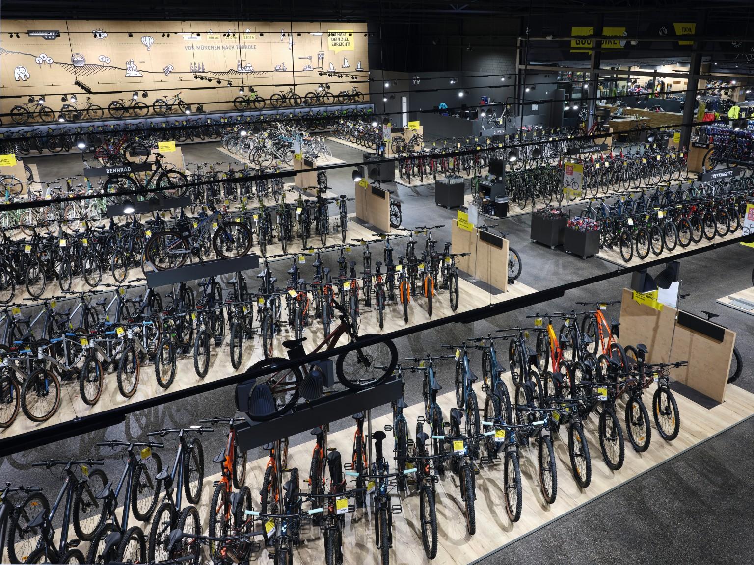 In der Lucky Bike-Filiale München Nord werden die rund 10.000 Fahrräder besonders in Szene gesetzt: 800 m² des EGGER Hybridboden im Dekor EDF145 Halifax Eiche natur wurden im 3.500 m² Shop verlegt.