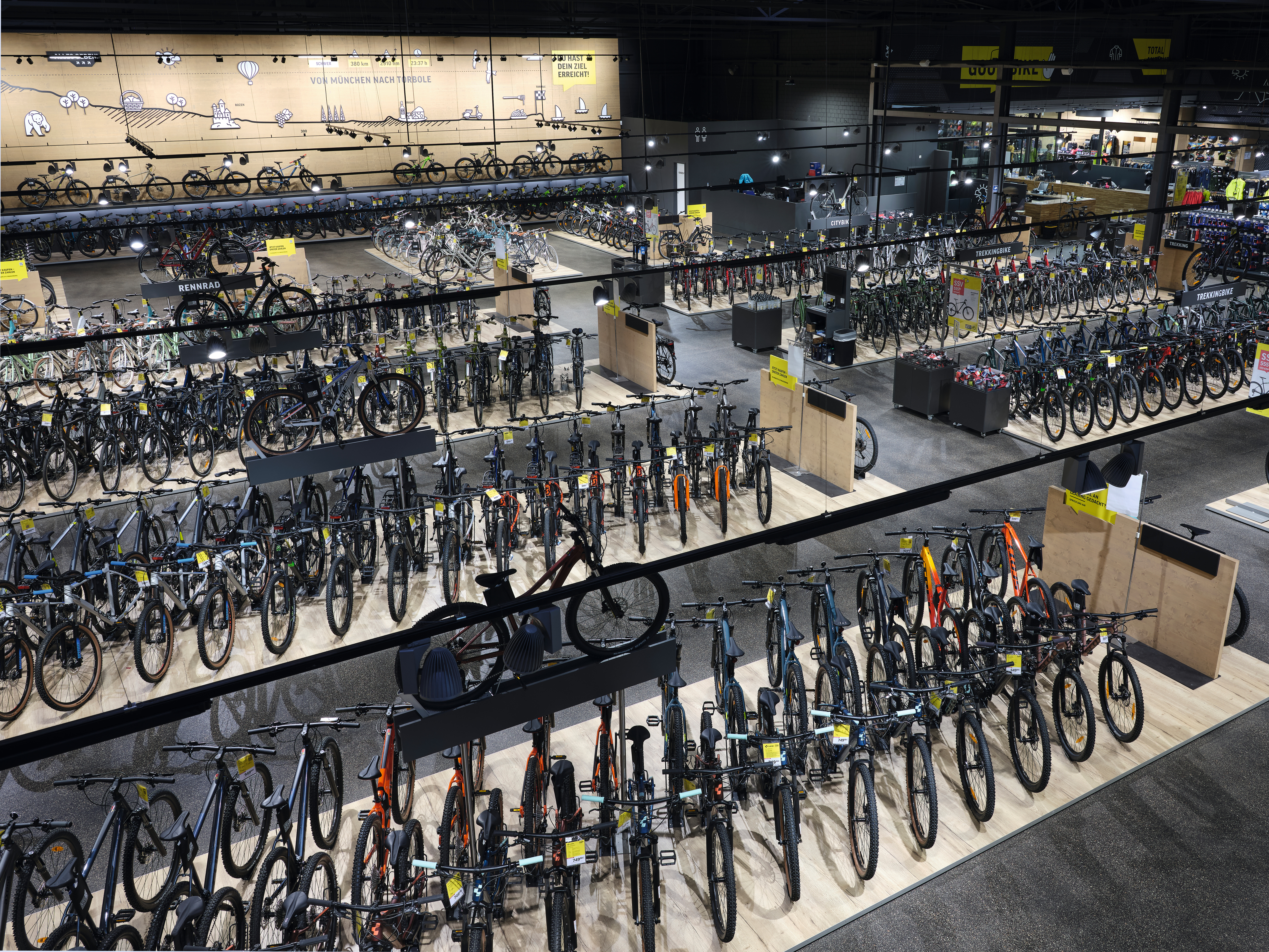 In der Lucky Bike-Filiale München Nord werden die rund 10.000 Fahrräder besonders in Szene gesetzt: 800 m² des EGGER Hybridboden im Dekor EDF145 Halifax Eiche natur wurden im 3.500 m² Shop verlegt.