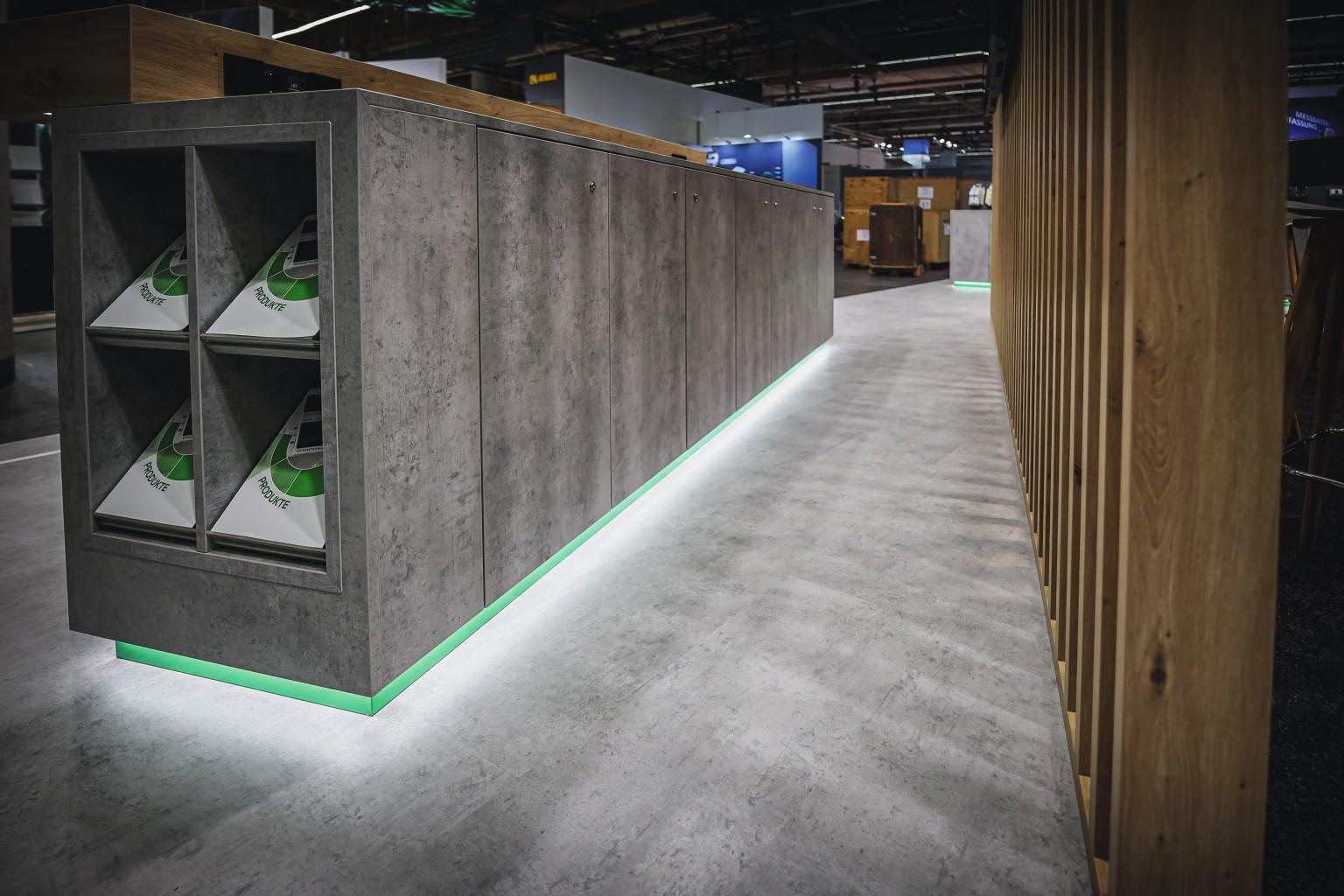 De tentoonstellingspodiums in F186 ST9 en de EPL 166 vloeren in hetzelfde decor imiteren een koele betonnen oppervlak.