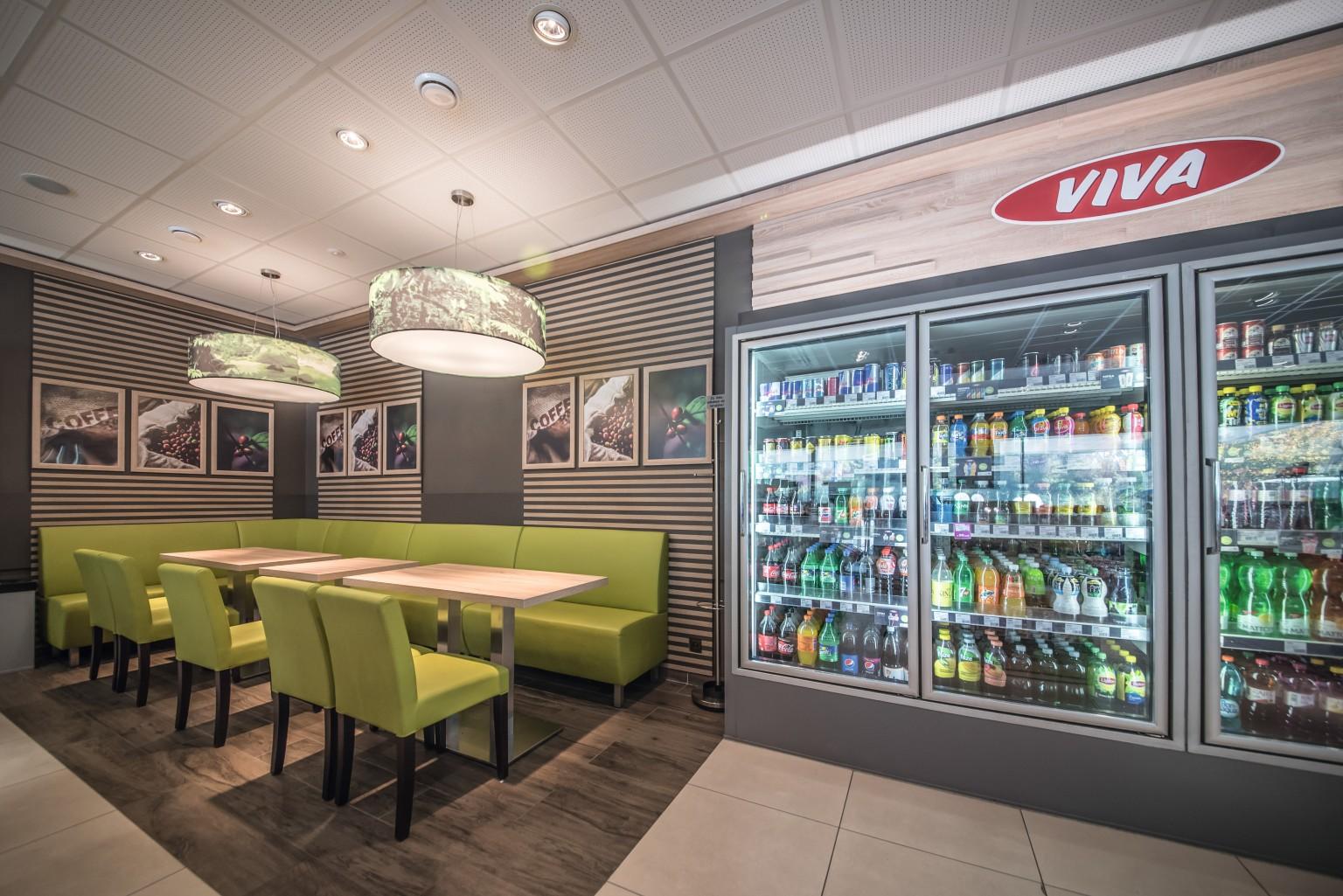 The OMV shop features a brand new design dominated by wood and the colour green. This gives the interior a sense of freshness.