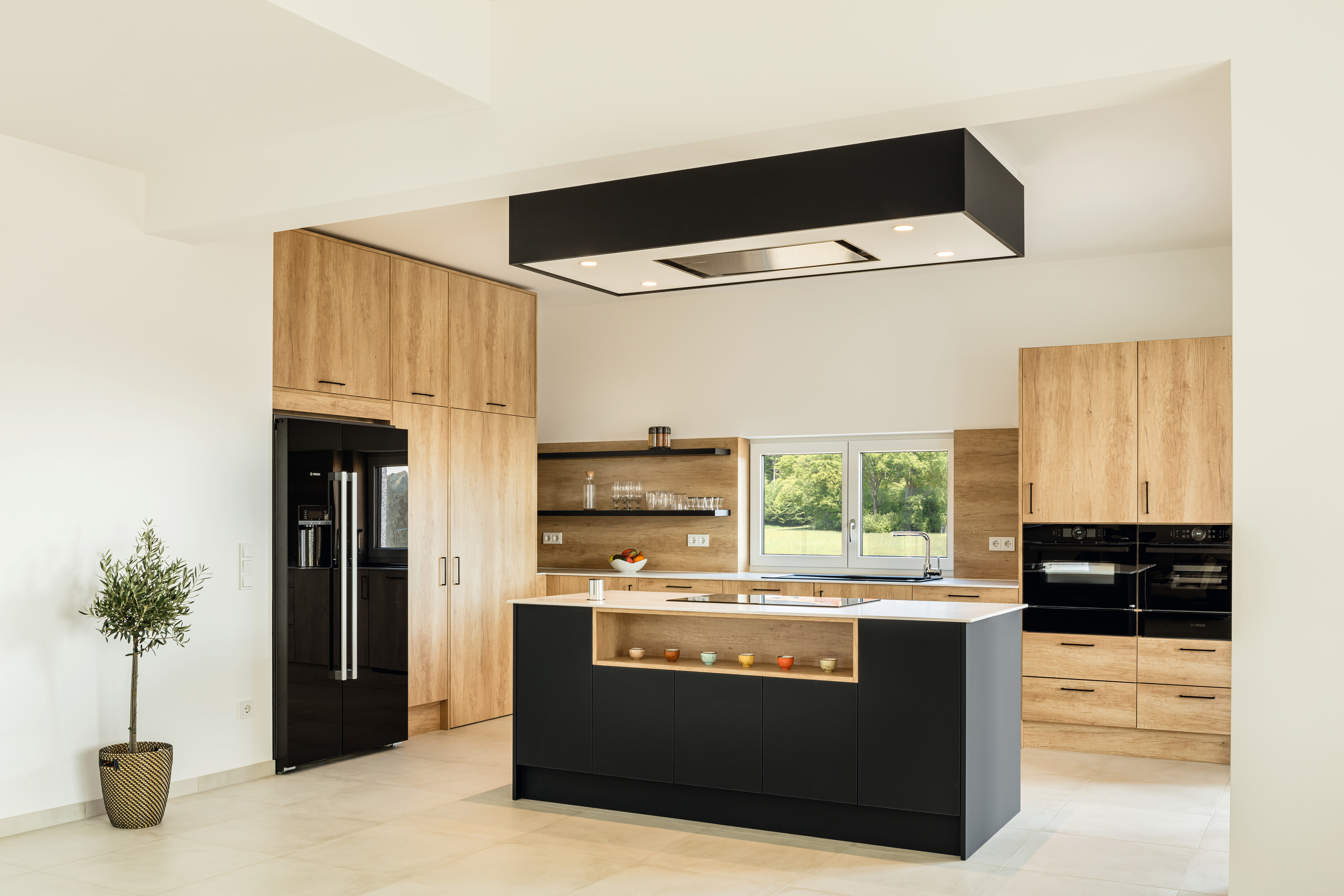 Der „Nearly Black“ Farbton U599 PM Indigoblau verleiht der Küche einen eleganten Charakter.