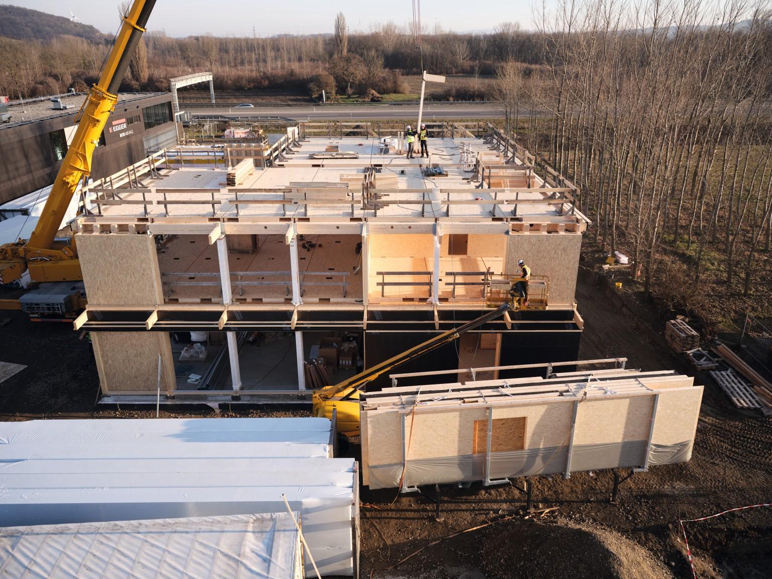 The OSB large board format is the measure of all construction elements and the building grid.