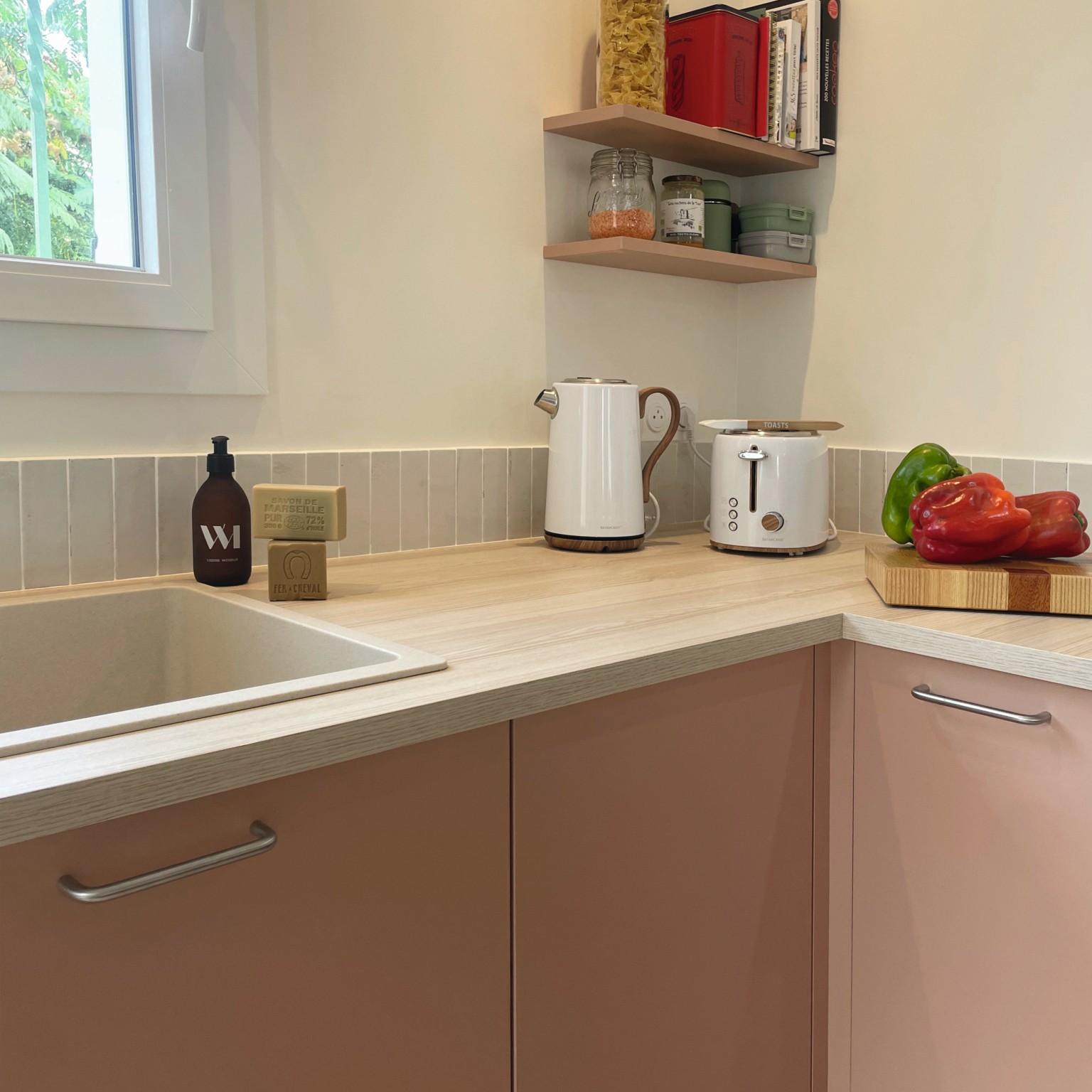 Design de cuisine inspiré de la Provence, détails en Nude abricot et Vert opale pour une ambiance accueillante