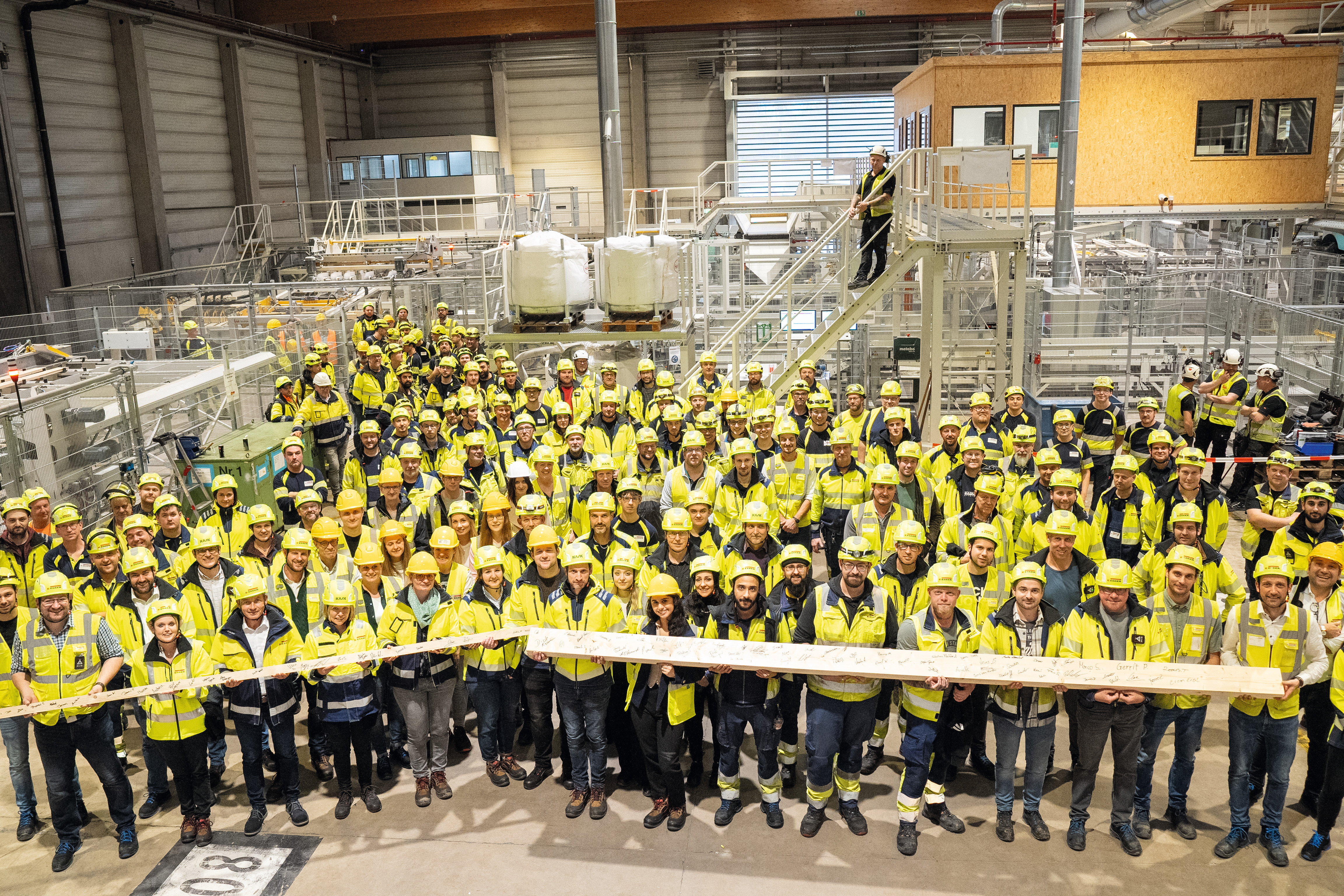 Wir investieren in unser Werk: Mit der neuen Keilzinkungsanlage im Sägewerk können wir unsere wertvolle Ressource Holz optimal verwerten. 