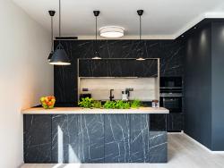 De F206 PM Pietra Grigia zwart marmer straalt pure elegantie in de keuken uit.