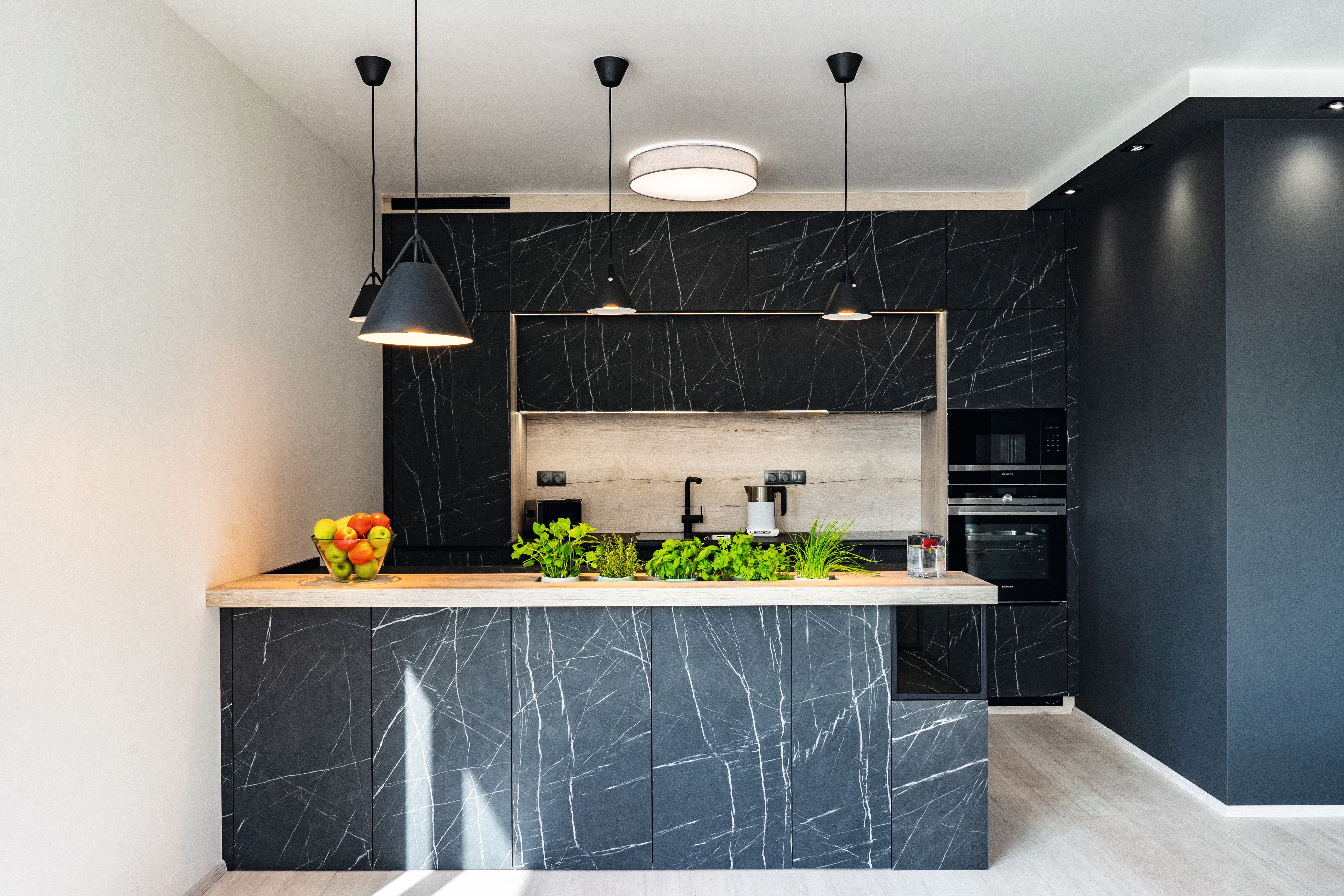 Декор F206 PM Камень Пьетра Гриджиа чёрный на кухне – чистое воплощение элегантности.