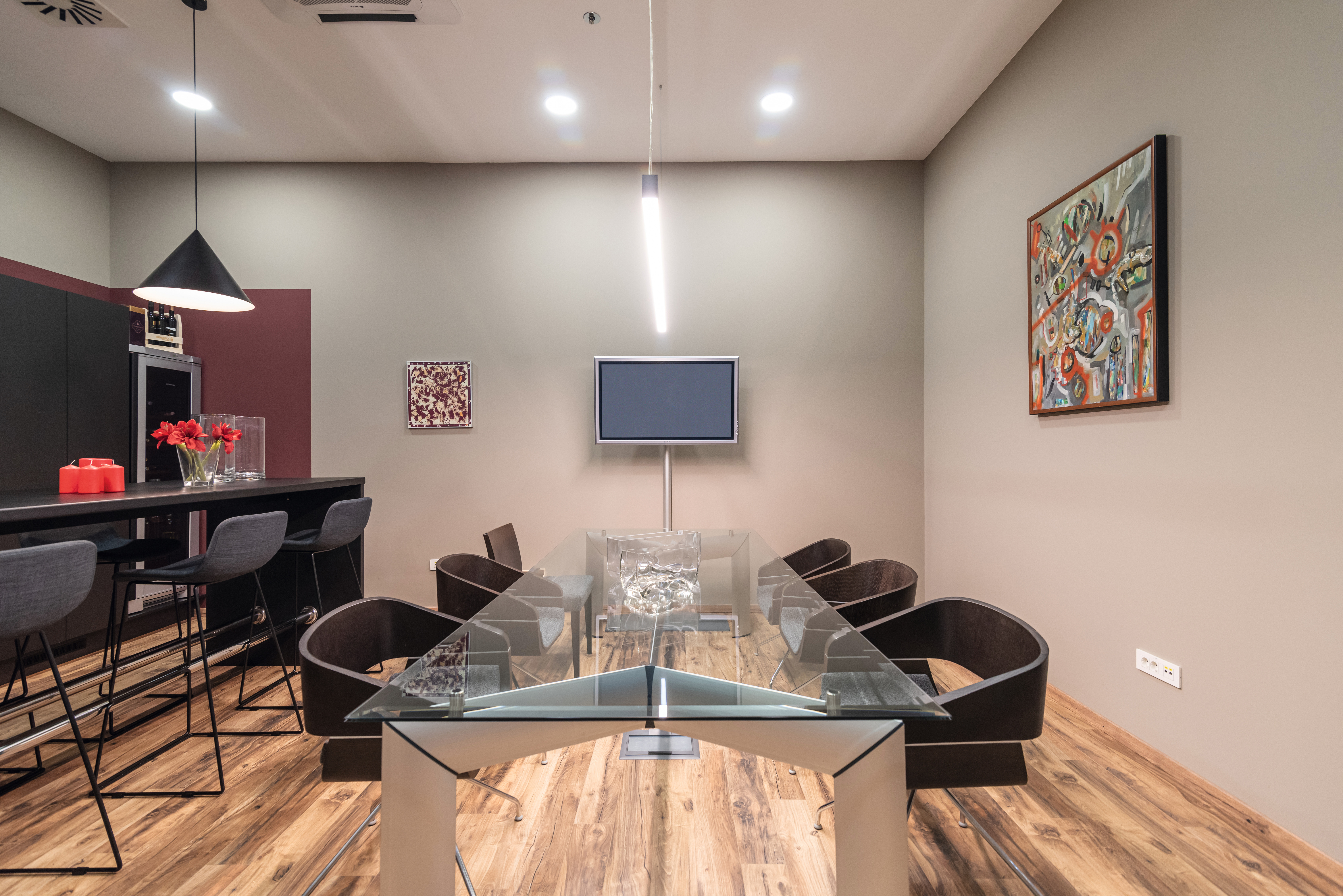 Ko gre za pisarniško pohištvo, se dizajn prepleta s trpežnostjo. EPL044 PRO laminatni podi so idealna izbira za obremenjene prostore
