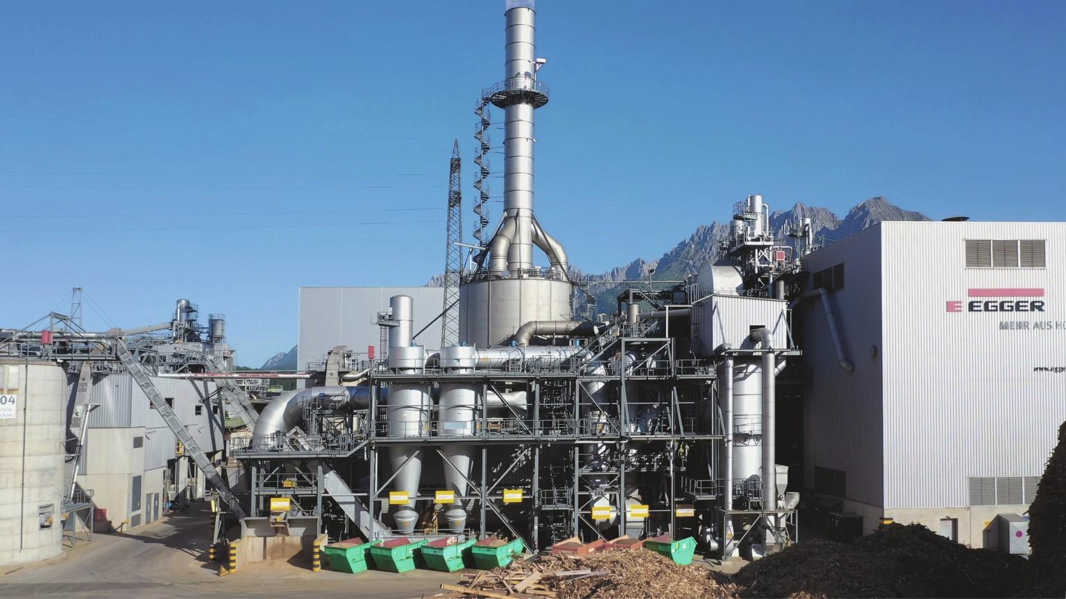 Biomass power plant with recycled material