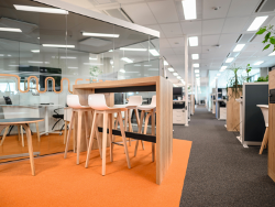 Storage becomes a design element thanks to the use of Natural Halifax Oak (H1180 ST37). 
