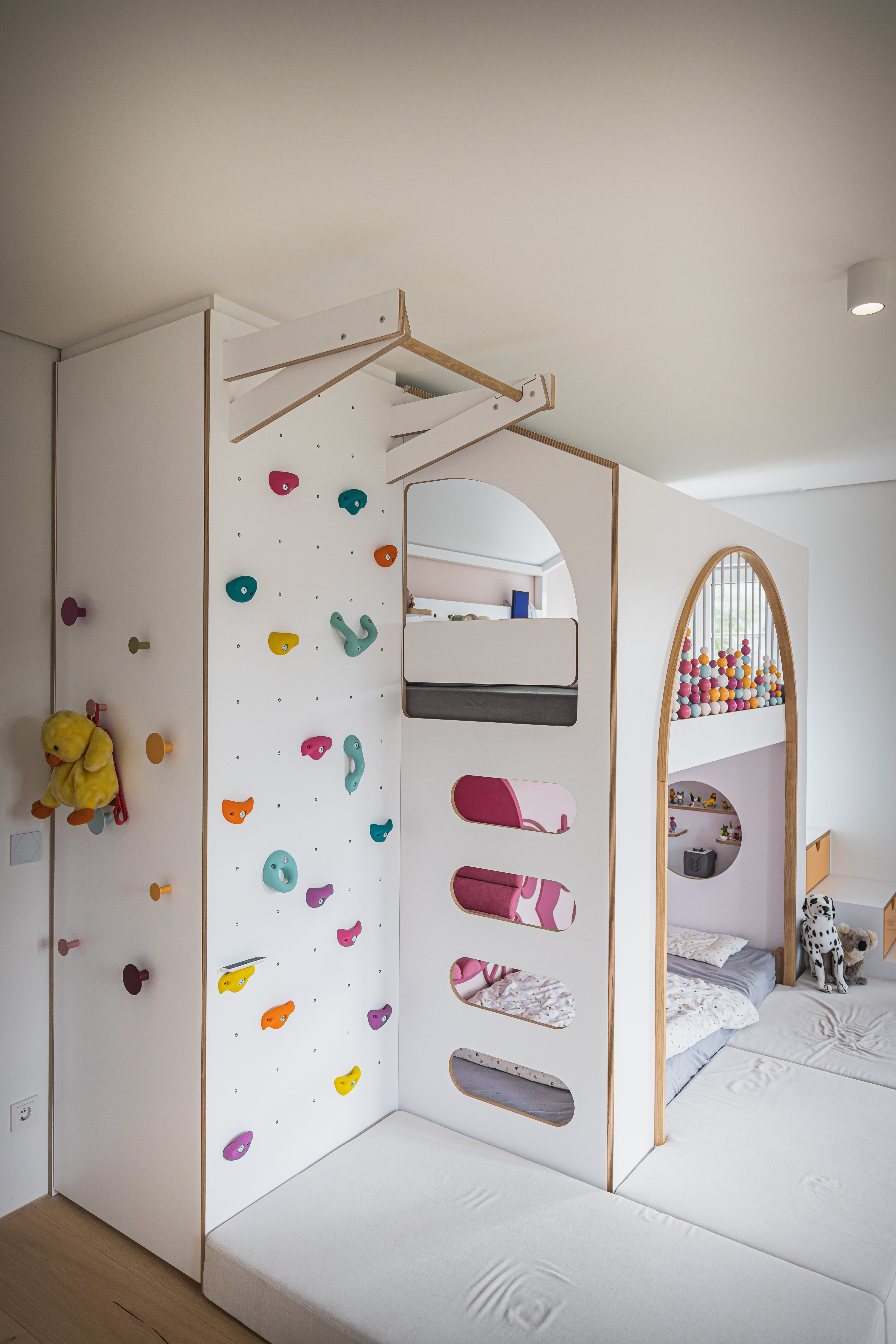 Nella cameretta dei bambini nulla è lasciato al caso: letto sul soppalco, tanti vani per i giochi e la parete da arrampicata. 