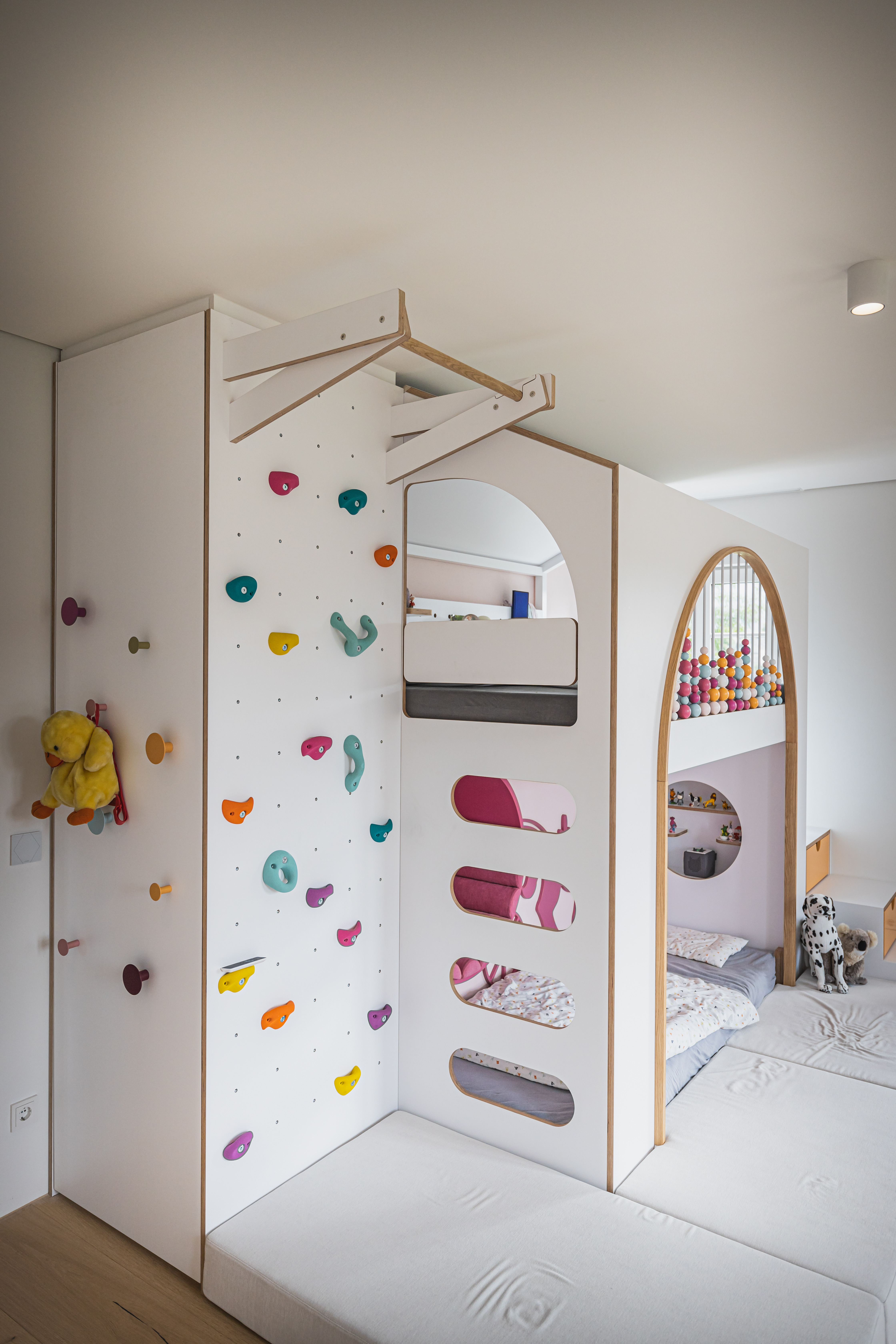 No wish remains unfulfilled here: Loft bed, storage space and climbing wall in the children's room. 