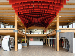 Les poutres apparentes soulignent la structure en bois.