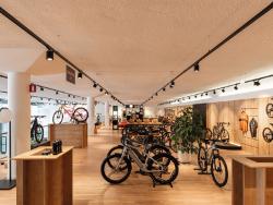La tienda cuenta con dos plantas y ofrece una amplia variedad de bicicletas.
