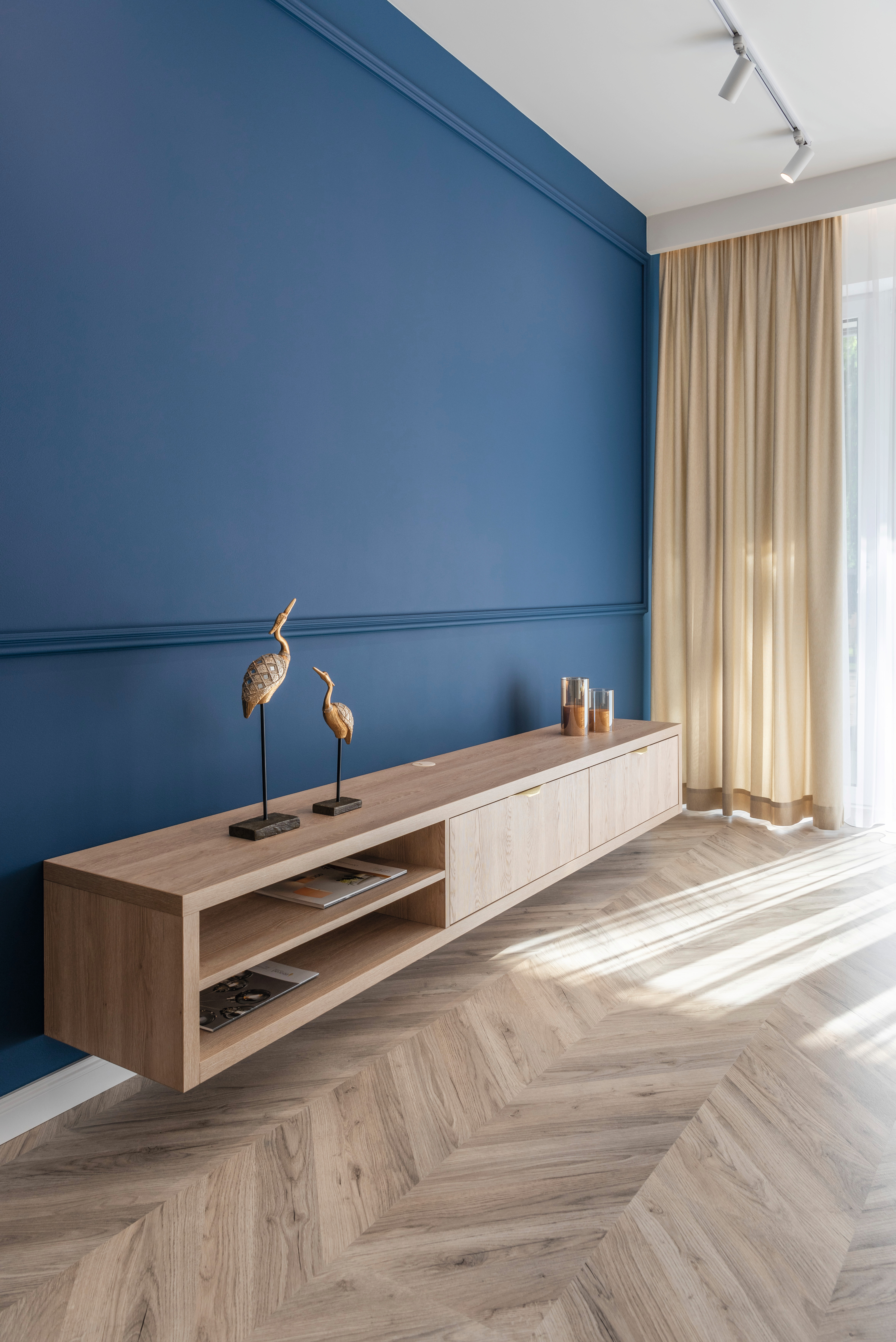 Furniture and flooring have been perfectly coordinated.