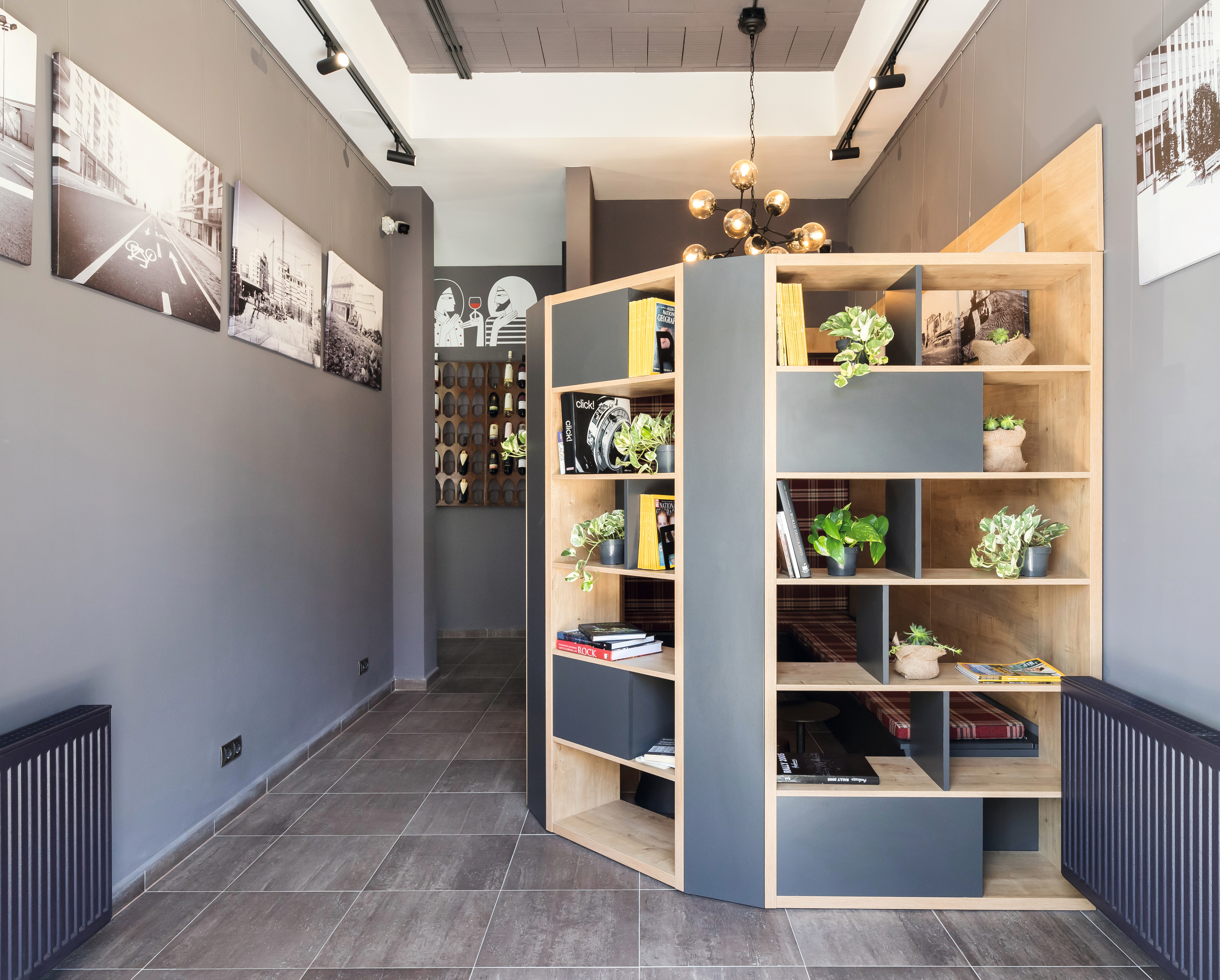 Nature vibes given by the plants and by the decor H3303 ST10 Natural Hamilton Oak.
