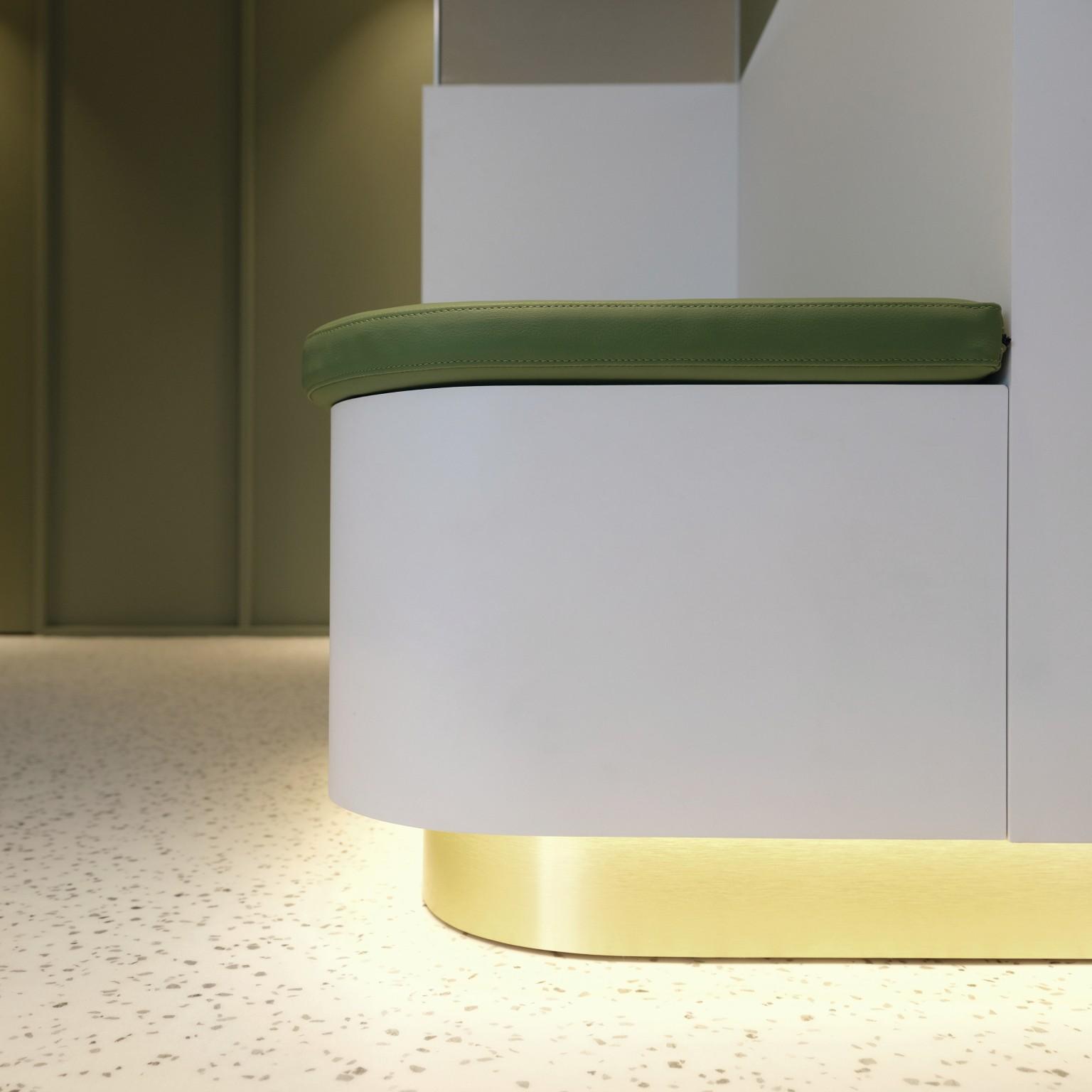 Design intérieur signé ALFA Architectes, cabinet dentaire lumineux et accueillant aux teintes naturelles